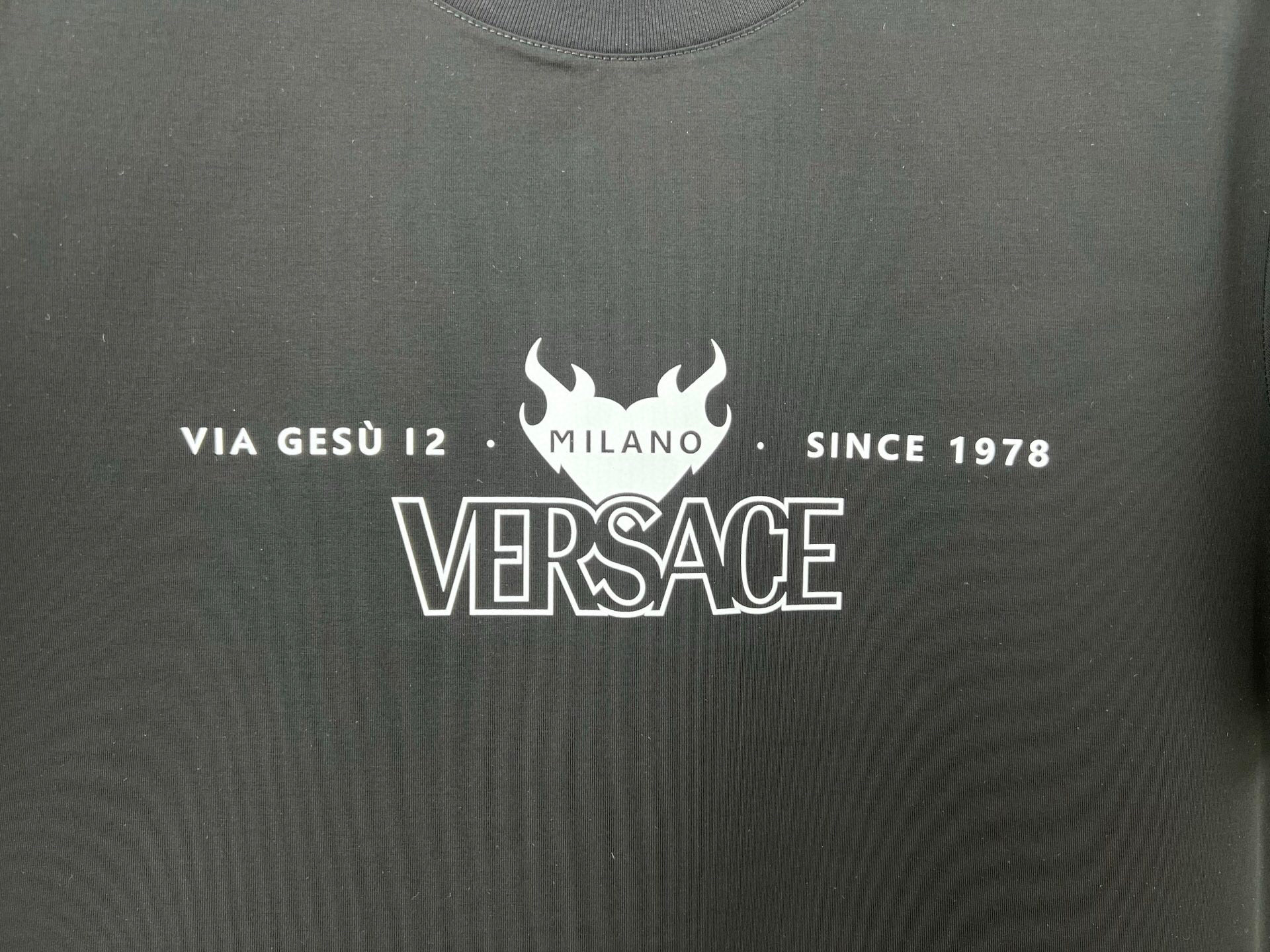  
Versace 25春夏新品字母&品牌创立年份1978印花标识短袖T恤，定制80支双股丝光棉面料；黑