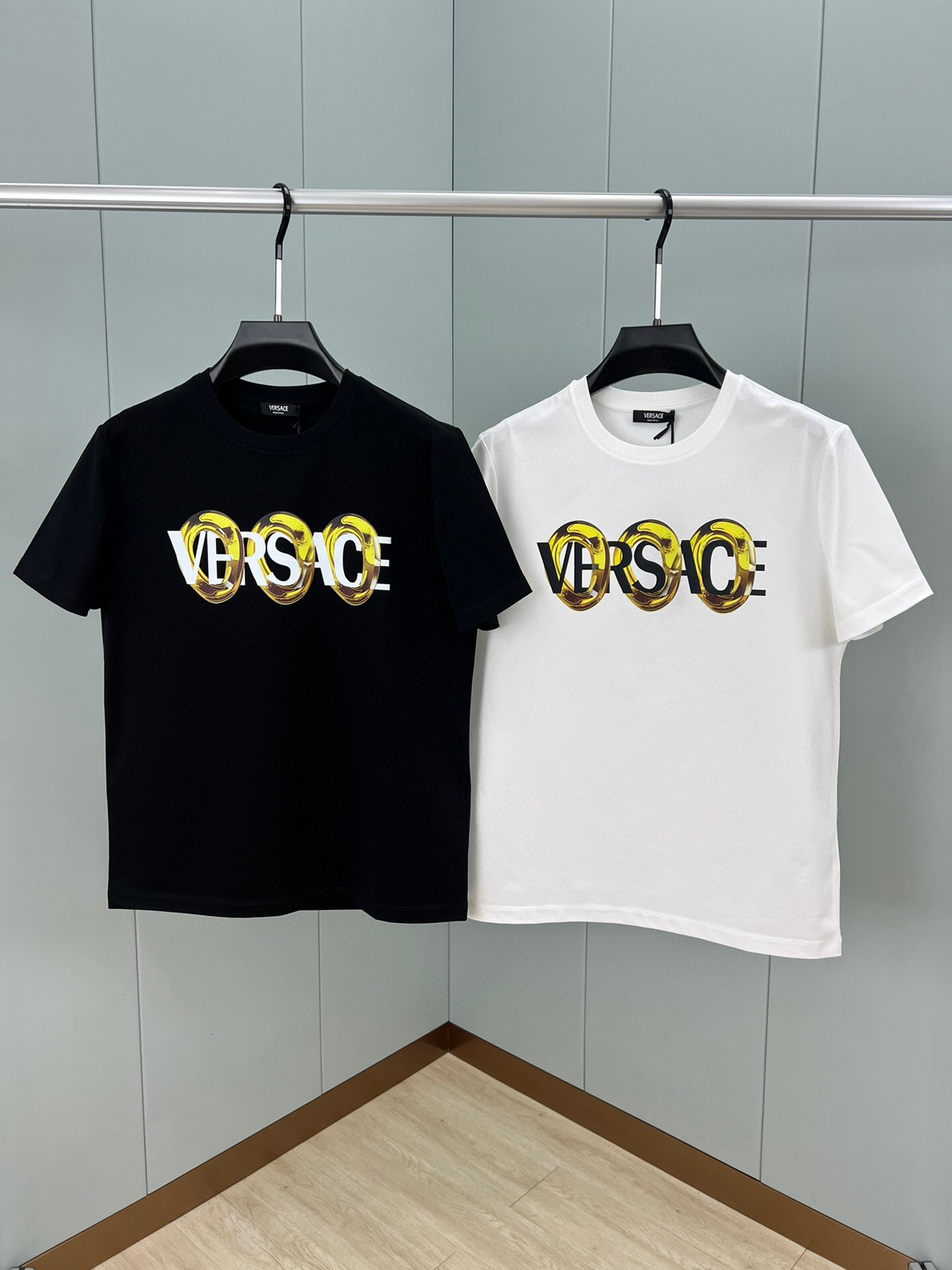 
Versace 25春夏新品数码印花标识短袖T恤，定制80支双股丝光棉面料；黑色 白色 M-XXXL（