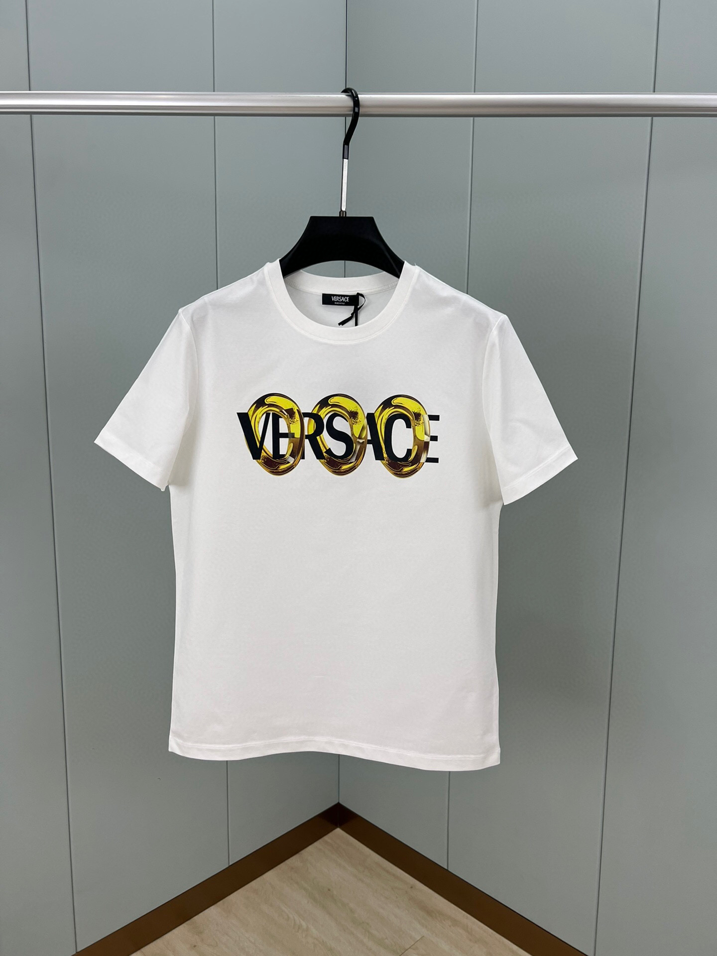 
Versace 25春夏新品数码印花标识短袖T恤，定制80支双股丝光棉面料；黑色 白色 M-XXXL（