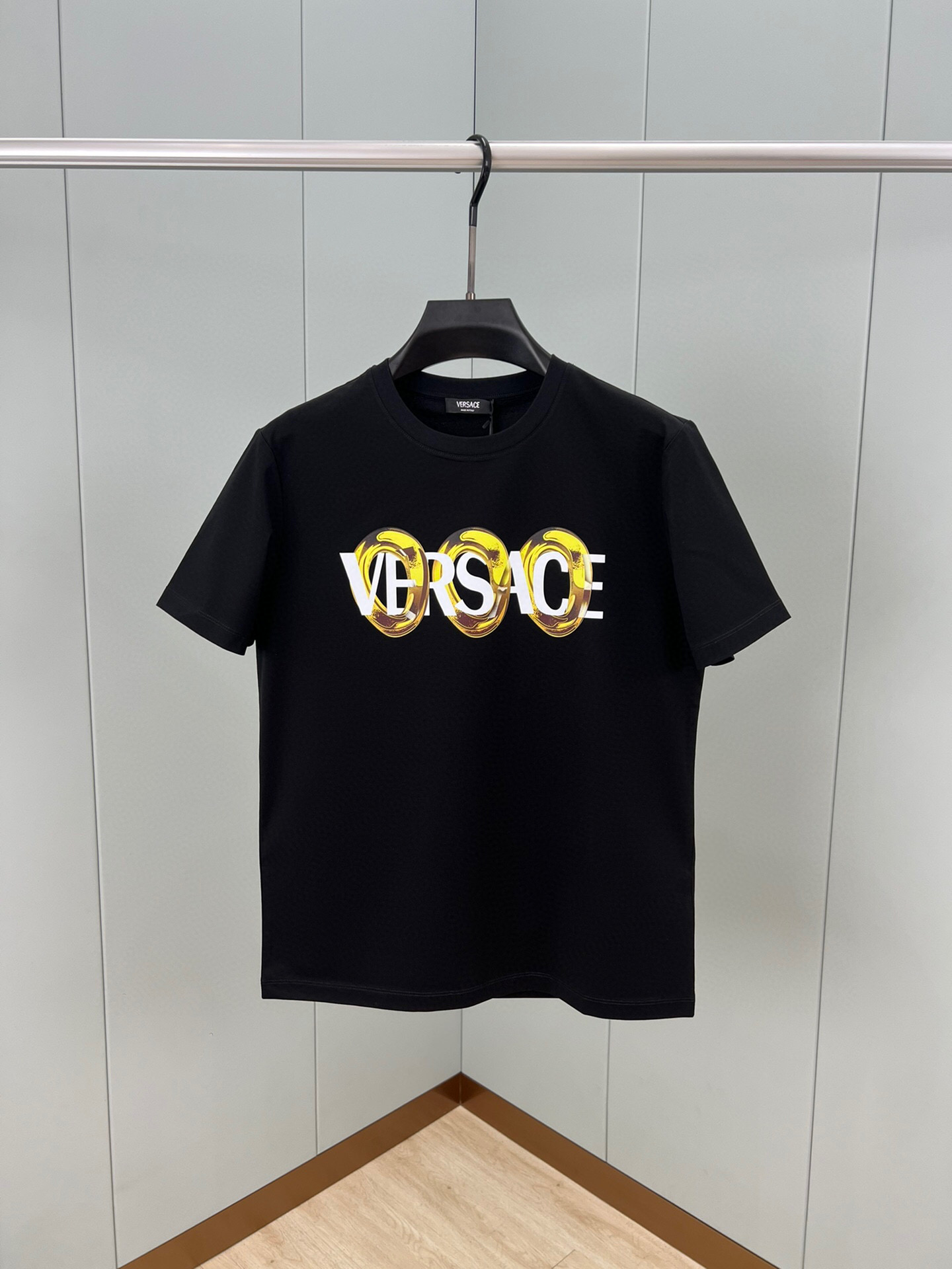 
Versace 25春夏新品数码印花标识短袖T恤，定制80支双股丝光棉面料；黑色 白色 M-XXXL（