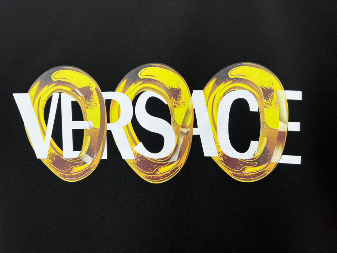 
Versace 25春夏新品数码印花标识短袖T恤，定制80支双股丝光棉面料；黑色 白色 M-XXXL（