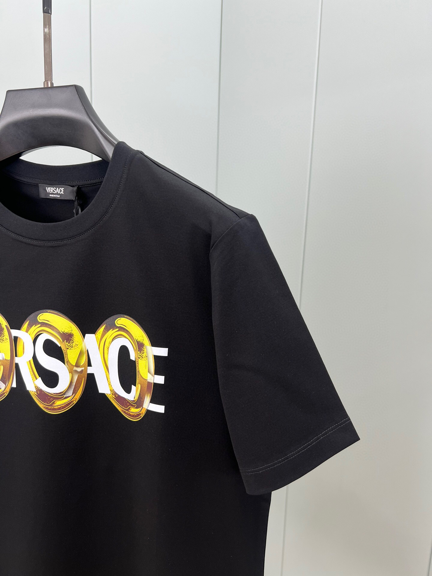 
Versace 25春夏新品数码印花标识短袖T恤，定制80支双股丝光棉面料；黑色 白色 M-XXXL（