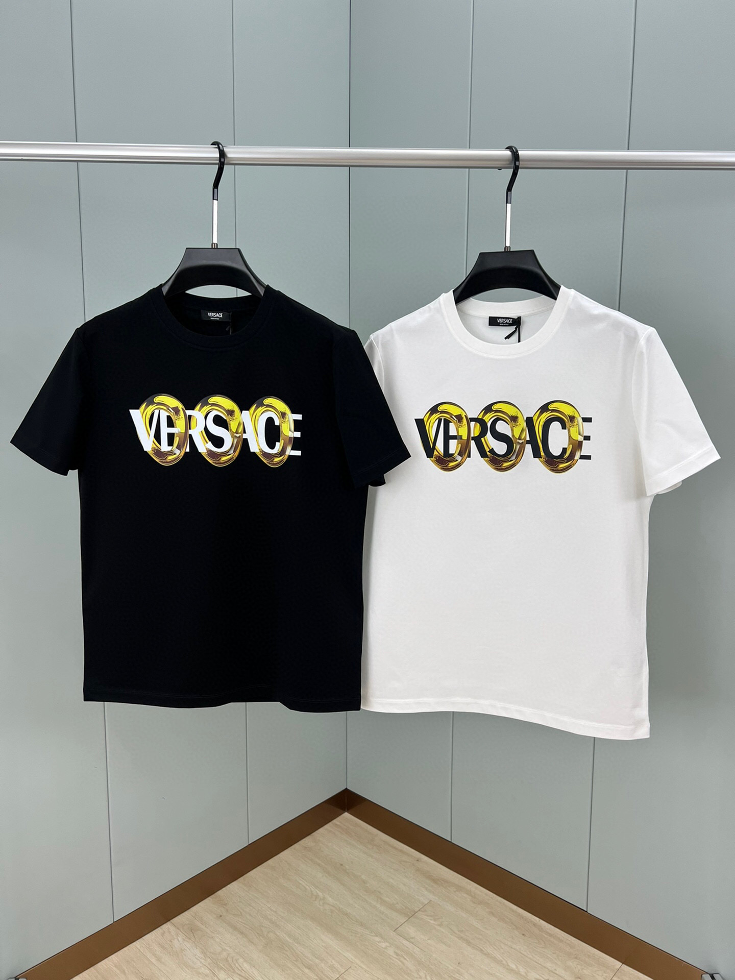 
Versace 25春夏新品数码印花标识短袖T恤，定制80支双股丝光棉面料；黑色 白色 M-XXXL（
