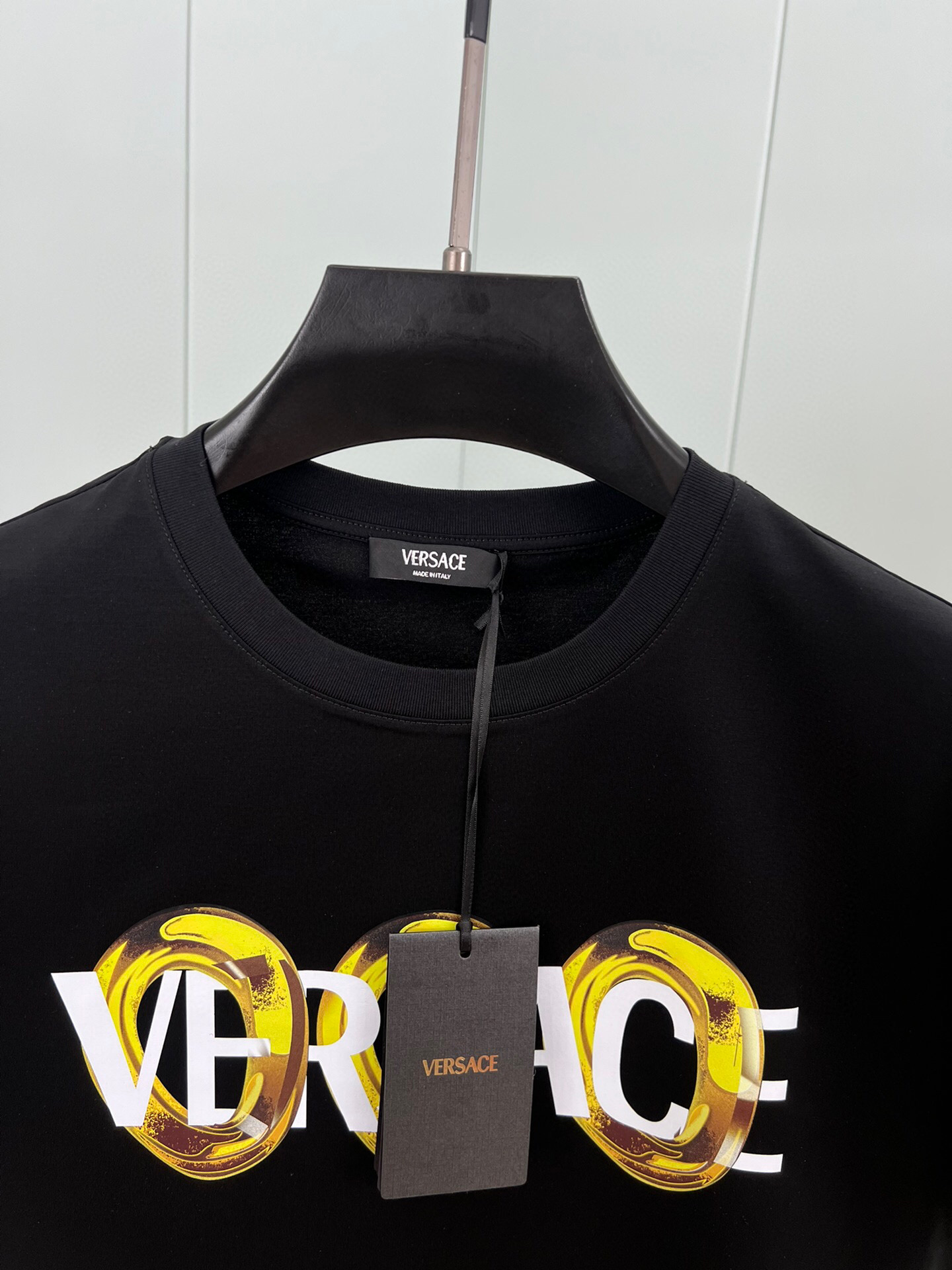 
Versace 25春夏新品数码印花标识短袖T恤，定制80支双股丝光棉面料；黑色 白色 M-XXXL（
