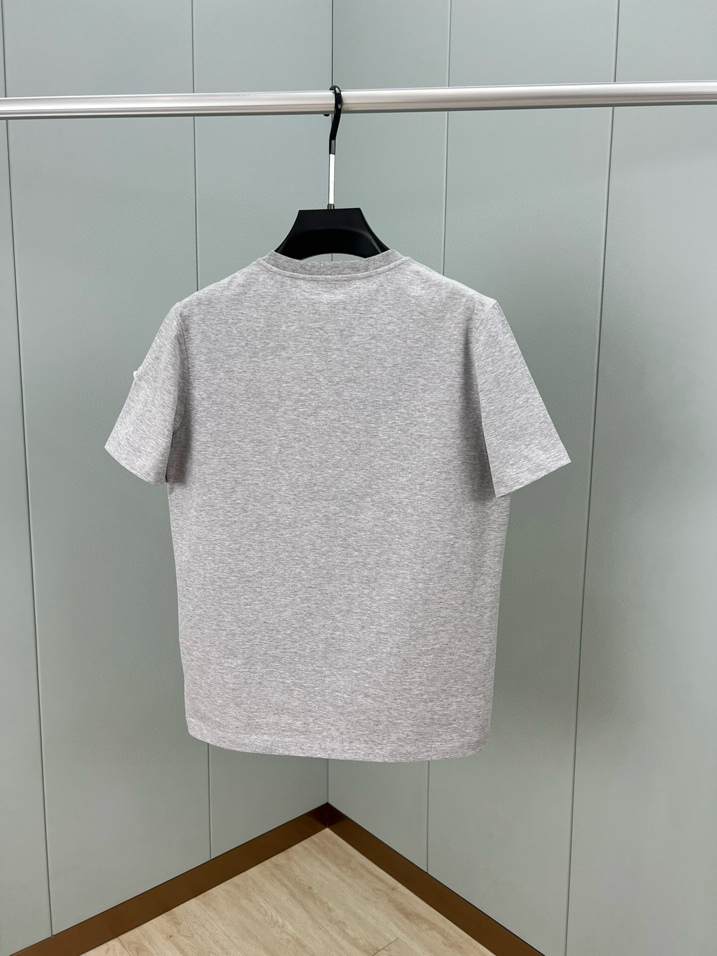 
Moncler 25春夏新品渲染印花签名标识短袖T恤，采用定制80支双股丝光棉面料；黑色 灰色 白色 