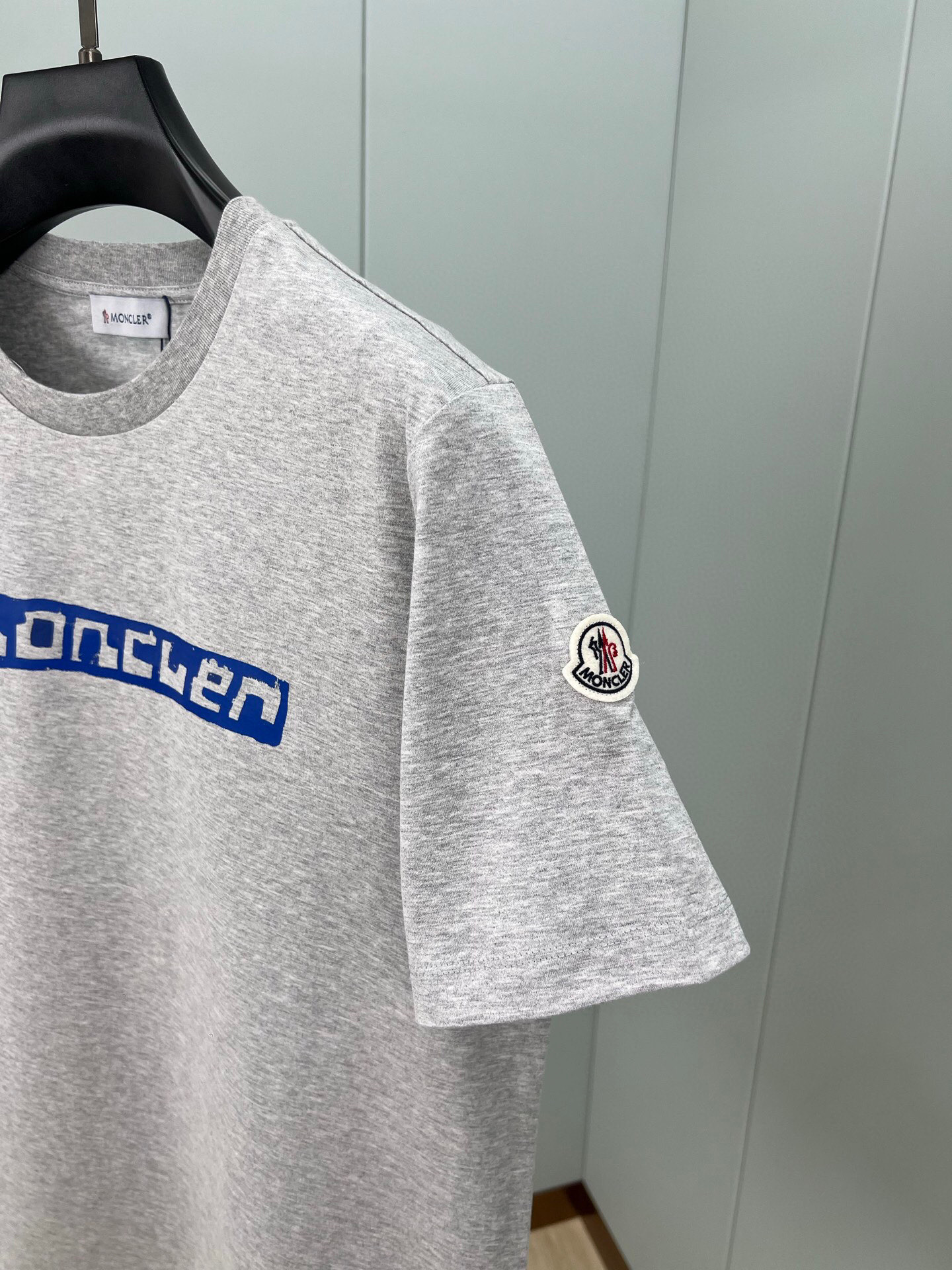
Moncler 25春夏新品渲染印花签名标识短袖T恤，采用定制80支双股丝光棉面料；黑色 灰色 白色 