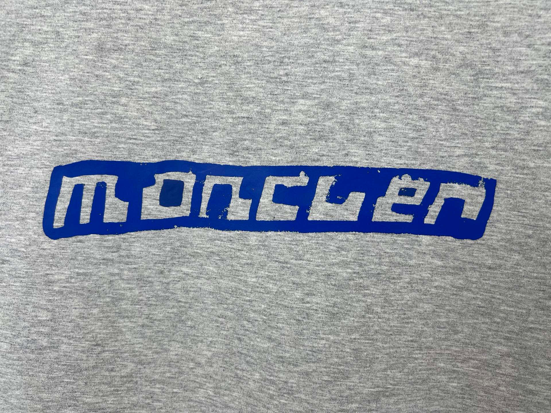 
Moncler 25春夏新品渲染印花签名标识短袖T恤，采用定制80支双股丝光棉面料；黑色 灰色 白色 