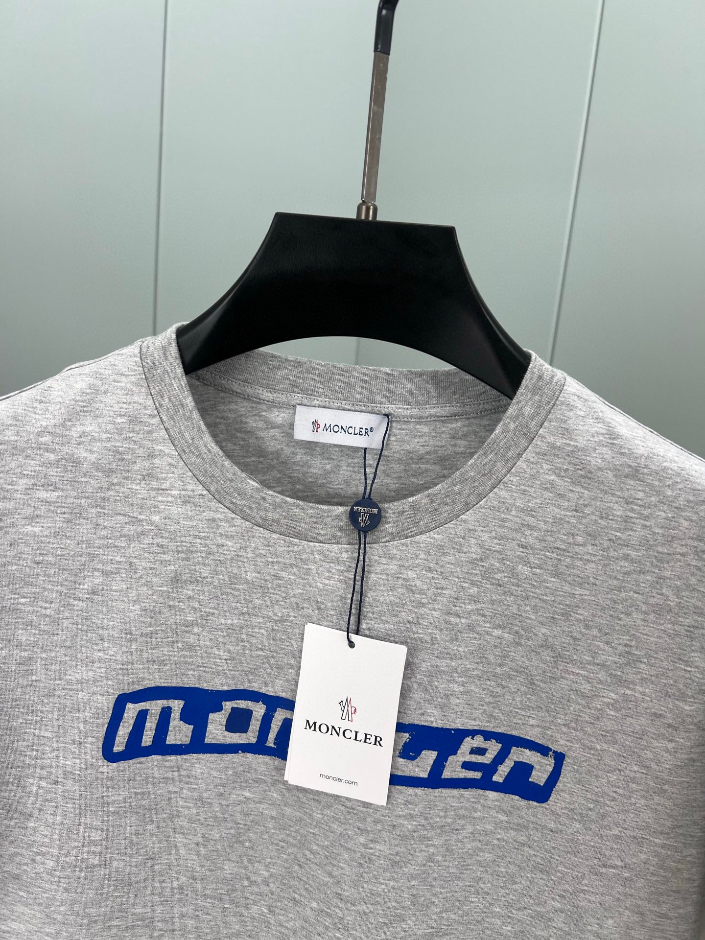 
Moncler 25春夏新品渲染印花签名标识短袖T恤，采用定制80支双股丝光棉面料；黑色 灰色 白色 