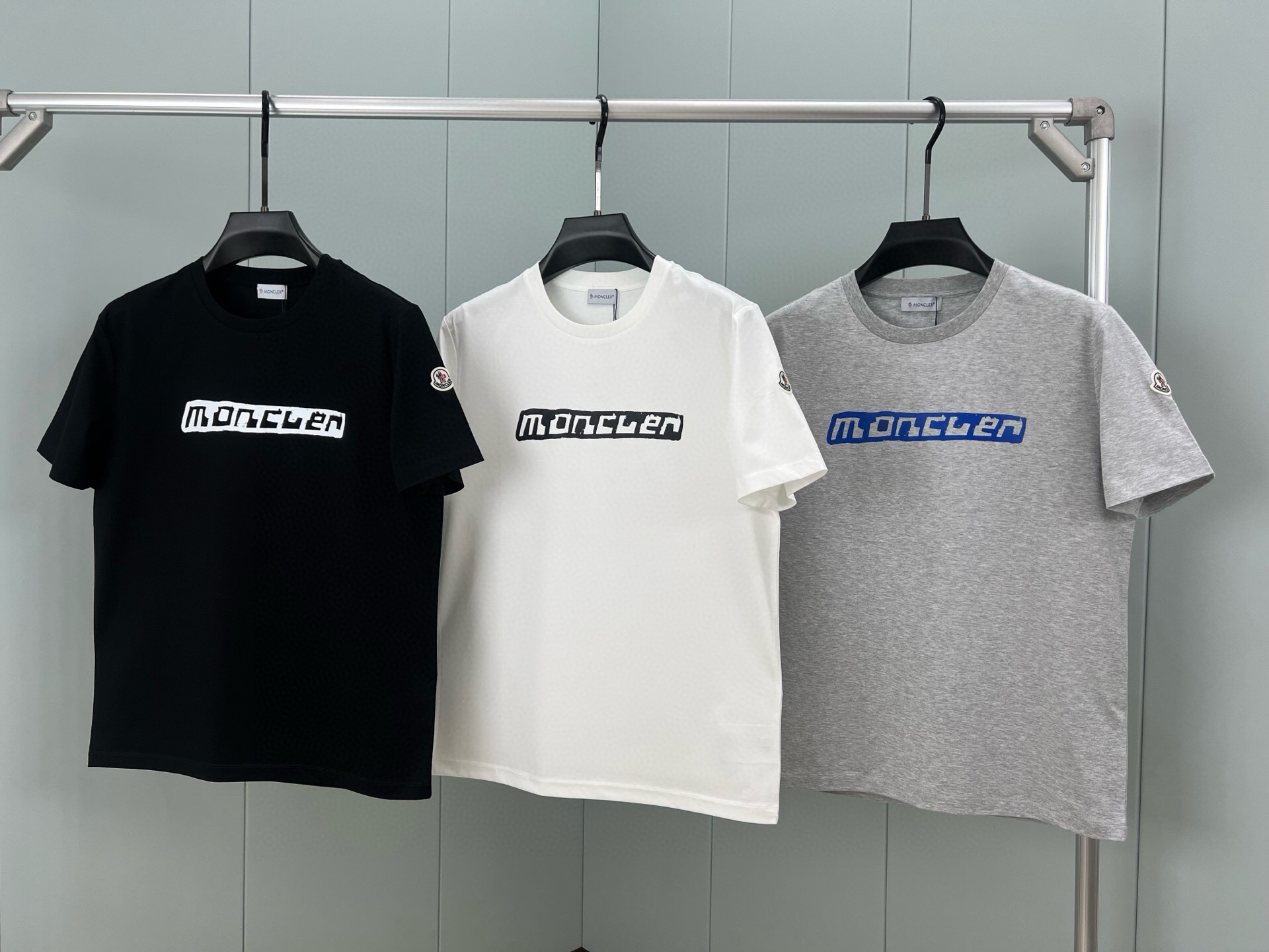 
Moncler 25春夏新品渲染印花签名标识短袖T恤，采用定制80支双股丝光棉面料；黑色 灰色 白色 