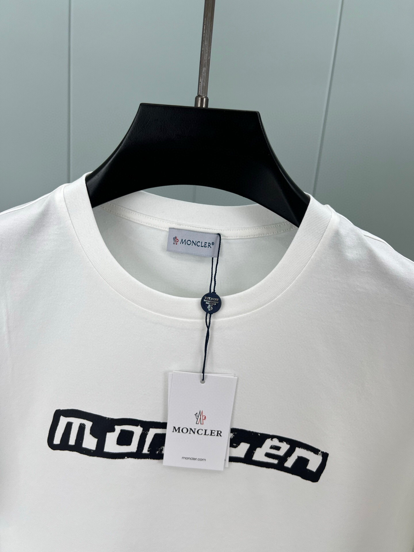 
Moncler 25春夏新品渲染印花签名标识短袖T恤，采用定制80支双股丝光棉面料；黑色 灰色 白色 