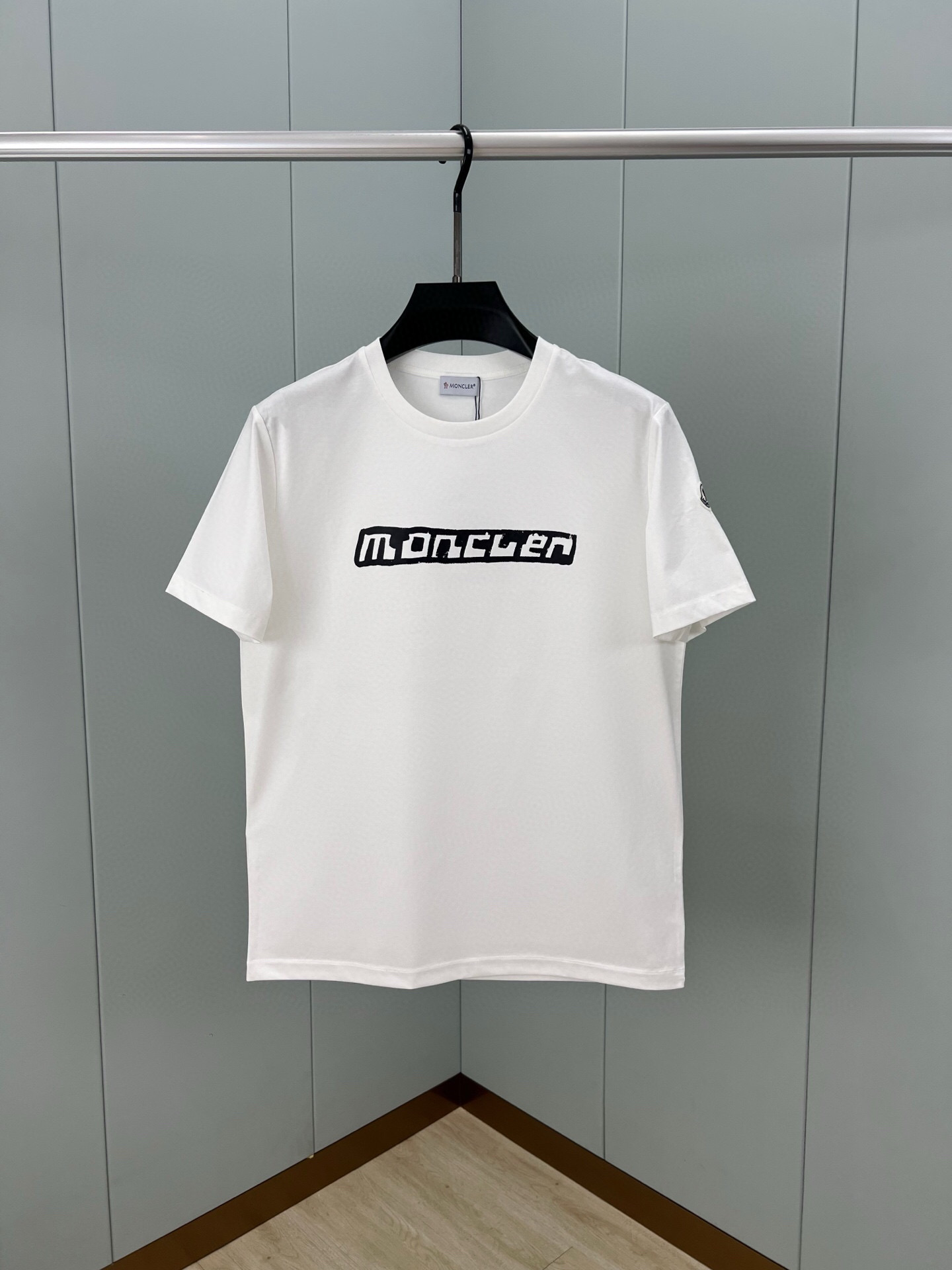 
Moncler 25春夏新品渲染印花签名标识短袖T恤，采用定制80支双股丝光棉面料；黑色 灰色 白色 