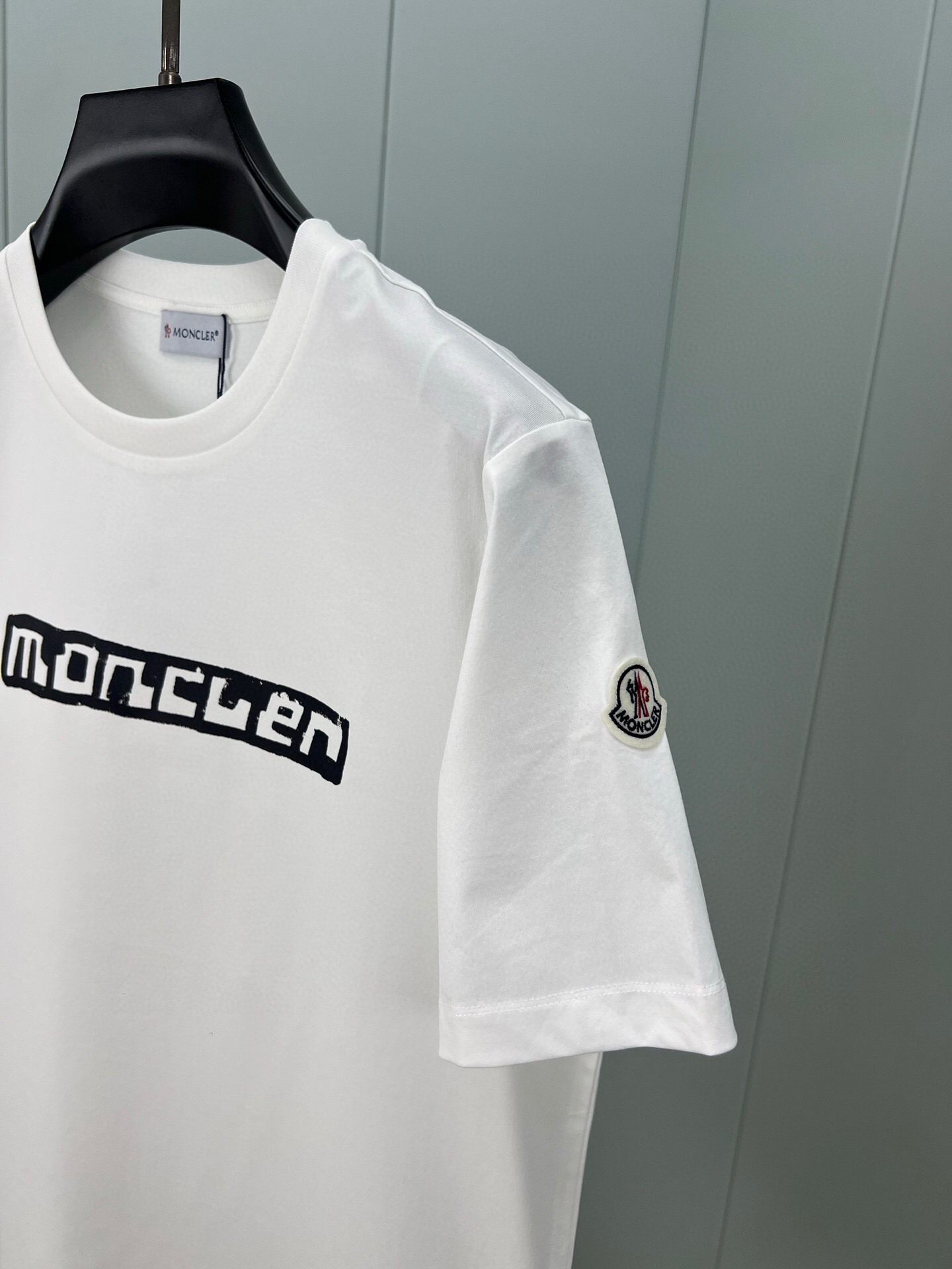 
Moncler 25春夏新品渲染印花签名标识短袖T恤，采用定制80支双股丝光棉面料；黑色 灰色 白色 