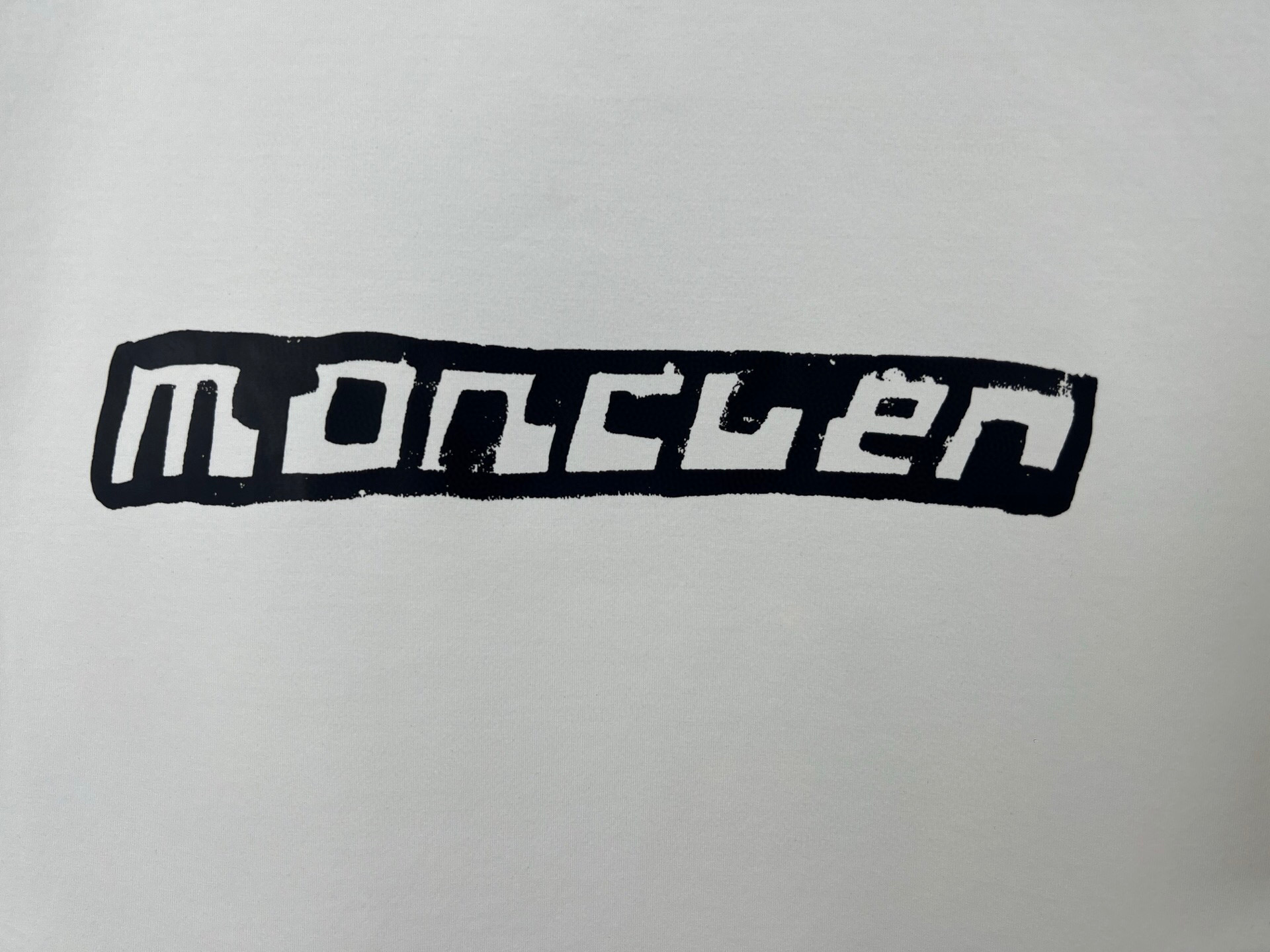 
Moncler 25春夏新品渲染印花签名标识短袖T恤，采用定制80支双股丝光棉面料；黑色 灰色 白色 