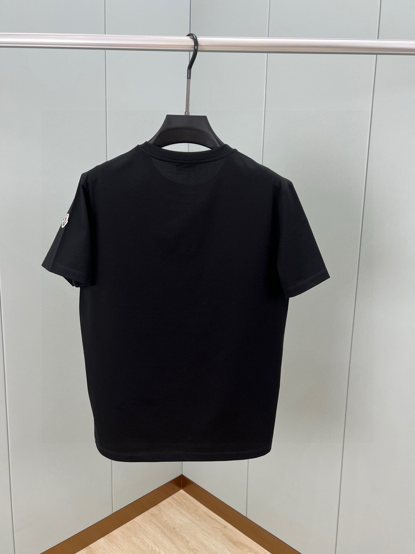 
Moncler 25春夏新品渲染印花签名标识短袖T恤，采用定制80支双股丝光棉面料；黑色 灰色 白色 