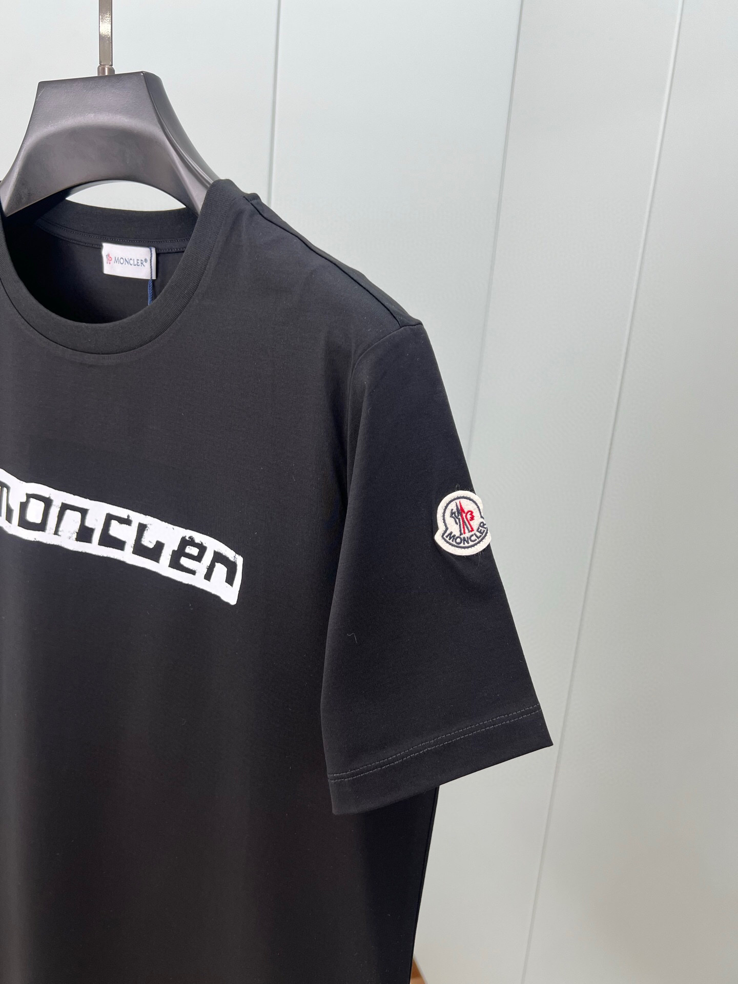 
Moncler 25春夏新品渲染印花签名标识短袖T恤，采用定制80支双股丝光棉面料；黑色 灰色 白色 
