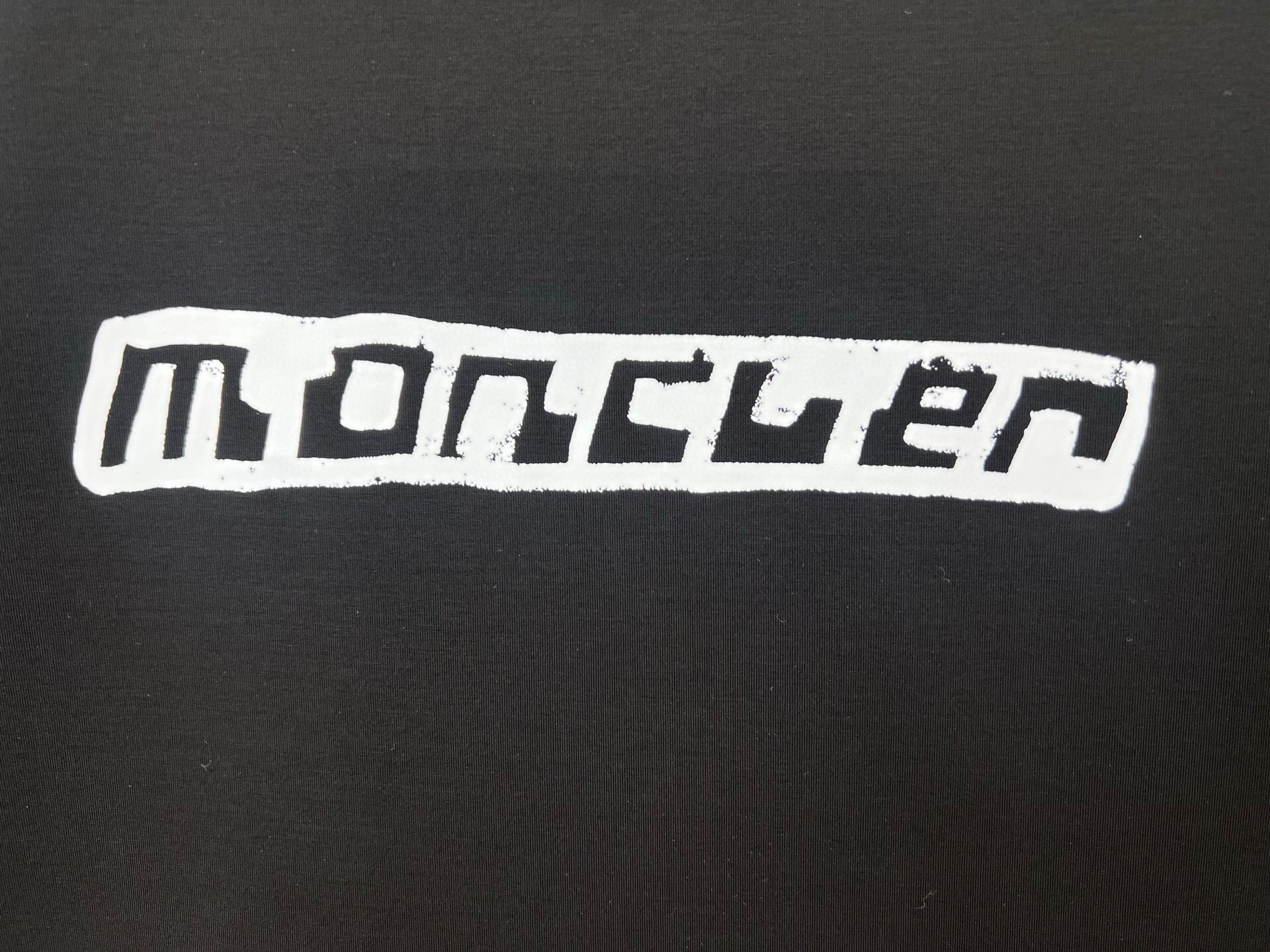
Moncler 25春夏新品渲染印花签名标识短袖T恤，采用定制80支双股丝光棉面料；黑色 灰色 白色 