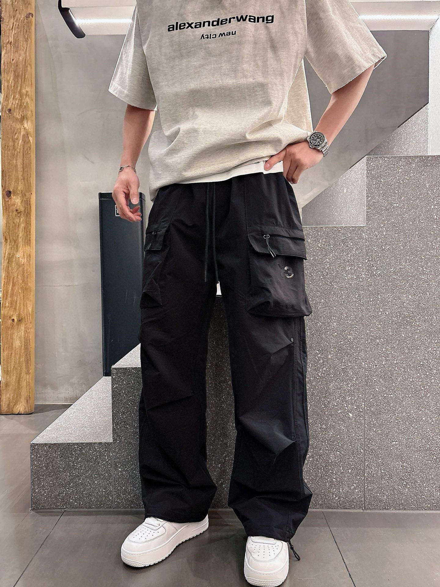 NO:141375,Y.3 spring and summer casual straight trousers are made of high-quality woven material, the fabric is silky and crisp, and the zipper design on both sides is decorated. The upper body is eye-catching and full of reversal rate!  Casual straight-leg pants style cut, same style for men and women!  Code number M-XXXL, alexander wang19860909Y.3春夏季休闲直筒长裤,采用优质梭织材质,面料丝滑挺括,两侧拉链设计装饰,上身足够吸睛且回头率爆棚！休闲直筒裤装版型剪裁,男女同款！码数M-XXXL,,alexander wang,Men's clothing