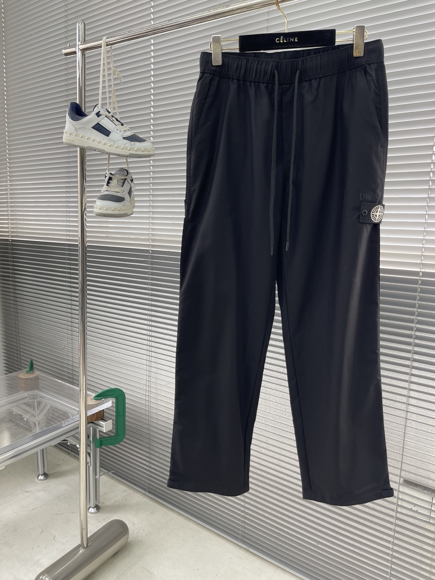 NO:141378,Dio X Stone Island 2025 summer new casual pants Size M-3XL straight-fit casual style Craftsmanship plush pants shape Side embroidered pattern design Back pocket pattern for dark flowers Recommended style, Dior, alexander wang19860909Dio X Stone Island 2025夏季新款休闲裤 尺码M-3XL 版型直筒休闲款 工艺工装裤形 侧边做刺绣图案设计 后幅口袋图案做暗花 推荐款,,dior,alexander wang,Men's clothing