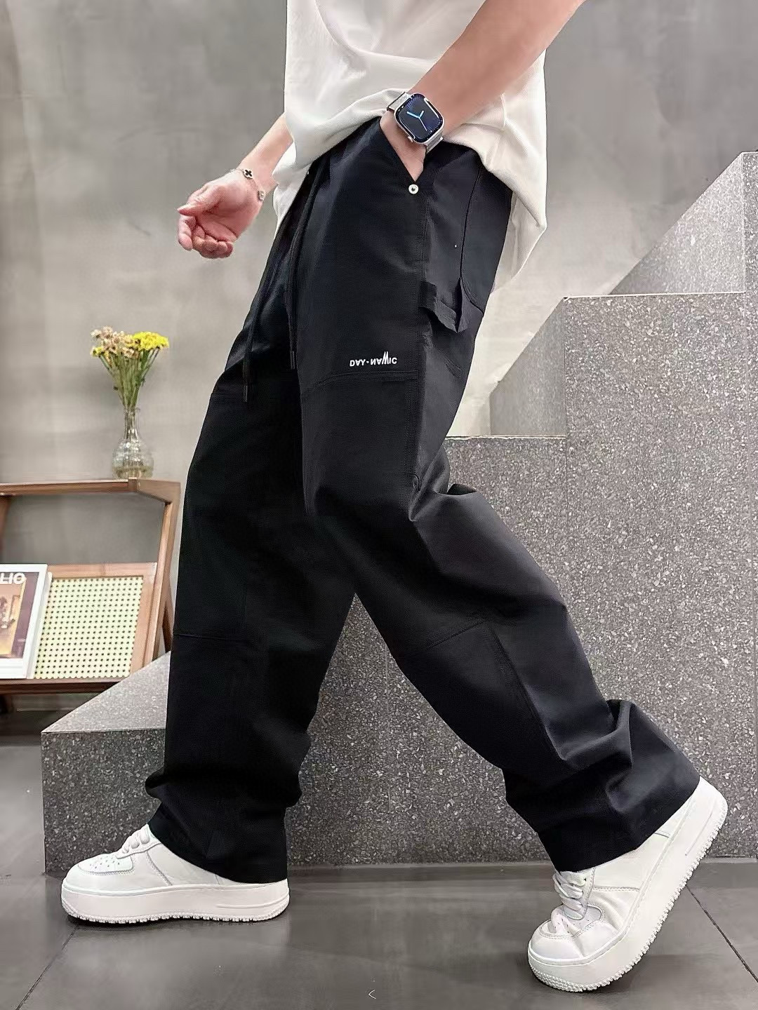NO:141381,2025 spring and summer new straight-leg casual pants, loose wide-leg pants, loose and moderate, can modify various leg shapes, work pocket casual style, simple but not simple, classic and stylish, fabric is quite wide and stylish, latest style work pants, three-dimensional double pocket work pocket design, dominates the overall work tone, the iconic logo of the rear pocket, hand-painted embroidery embellishment, the overall geometric feeling is extremely strong, especially eye-catching in the minimalist outline. The waist adopts an elastic waist design for comfortable wear, with the finishing touch effect in place. High-stretch high-density cotton fabric, soft and comfortable, versatile and stylish!  96083, black and white M-3XL M size waist 74-78 hip circumference 106 trousers length 102 trousers mouth 22.5; L size waist circumference 78-82 hip circumference 110 trousers length 103 trousers mouth 23; XL size waist circumference 82-86 hip circumference 114 trousers length 104 trousers mouth 23.5; XXL size waist circumference 86-90 hip circumference 118 trousers length 105 trousers mouth 24; 3XL size waist circumference 90-94 trousers length 122 trousers length 106 trousers mouth 24.5;,,alexander wang198609092025春夏新款直筒休闲裤 宽松阔腿裤型 宽松有度可修饰各种腿型 工装口袋休闲风 简约而不简单 经典又不失时尚感 面料挺阔有型 最新风格工装裤卫裤 侧边立体感双口袋工装口袋设计 主导了整体的工装调性,后口袋标志性logo手绘刺绣点缀 整体几何感极强,在极简的轮廓中尤为吸睛.腰部采用的是为舒适穿着而生的松紧腰围设计,点睛效果到位.高支高密全棉面料 柔软舒适 百搭有型！96083,黑色 白色M-3XL M码腰围74-78臀围106裤长102裤口22.5； L码腰围78-82臀围110裤长103裤口23； XL码腰围82-86臀围114裤长104裤口23.5； XXL码腰围86-90臀围118裤长105裤口24； 3XL码腰围90-94臀围122裤长106裤口24.5；,,alexander wang,Men's clothing