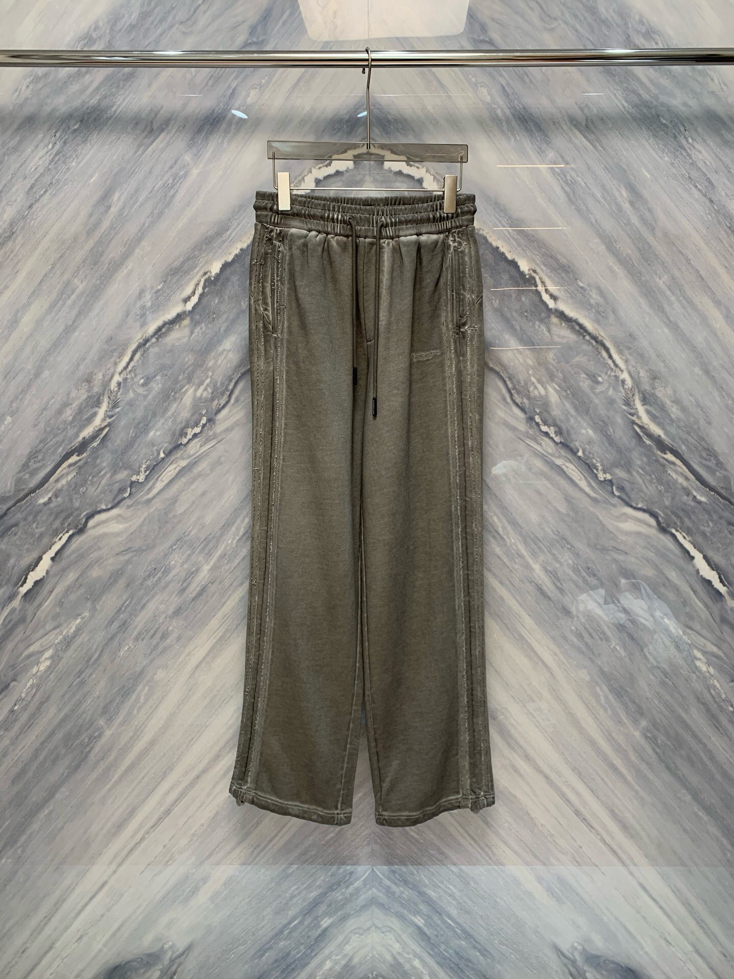 NO:141380,The 25 counters are synchronously washed and made old King fashion casual pants, which combine comfort and trendy designs to show unique taste and personality charm. This King King casual pants show the brand's unique style in details. The high-waist design is paired with an elastic waistband to provide a comfortable wearing experience and modify the waistline. The oblique socket pockets on both sides are not only practical, but also add an overall sense of layering. The decorative zipper design on both sides of the trouser legs adds a sense of fashion and dynamic. High-quality blended fabrics, combined with cotton and elastic fibers, ensure the softness and breathability of the pants. The fabric has good elasticity and wear resistance, and you won't feel uncomfortable when worn for a long time. After special treatment, the fabric presents a natural texture effect, adding a retro charm  The loose straight-leg design not only retains the classic elements of traditional casual pants, but also incorporates the modern and fashionable tailoring concept. This style not only modifies the leg lines, but also provides sufficient space for movement, suitable for various daily wear needs. Whether worn alone or as part of the suit, it can be easily controlled and shows a unique fashion attitude. Color: Waist circumference (M-3XL) M: Waist circumference 70-74 Hips circumference 112 Trousers 106 L: Waist circumference 74-78 Hips circumference 114 Trousers 107 XL: Waist circumference 78-82 Hips circumference 116 Trousers 108 XXL: Waist circumference 82-86 Hips circumference 118 Trousers 109 XXXL: Waist circumference 86-90 Hips circumference 119 Trousers 110,,alexander wang,alexander wang1986090925柜台同步水洗做旧大王时尚休闲裤,融合舒适与潮流设计的单品,展现独特品味与个性魅力,这款大王休闲裤在细节上展现了品牌的独特风格.高腰设计搭配松紧腰带,提供舒适的穿着体验,同时修饰腰部线条.两侧的斜插口袋不仅实用,还增加了整体的层次感.裤腿两侧的装饰性拉链设计,增添了一份时尚感和动感 选用高品质的混纺面料,结合棉和弹性纤维,确保了裤子的柔软度和透气性.面料具有良好的弹性和耐磨性,长时间穿着也不会感到不适.经过特殊处理,面料呈现出自然的纹理效果,增添了一份复古韵味 采用宽松直筒版型设计,既保留了传统休闲裤的经典元素,又融入了现代时尚的剪裁理念.这种版型不仅能够修饰腿部线条,还能提供充足的活动空间,适合各种日常穿搭需求.无论是单穿还是作为套装的一部分,都能轻松驾驭,展现出独特的时尚态度. 颜色:水洗灰 尺寸(M-3XL) M码:腰围70-74 臀围112裤长106  L码:腰围74-78 臀围114裤长107  XL码:腰围78-82 臀围116裤长108  XXL码:腰围82-86 臀围118裤长109  XXXL码:腰围86-90 臀围119裤长110,,alexander wang,alexander wang,Men's clothing