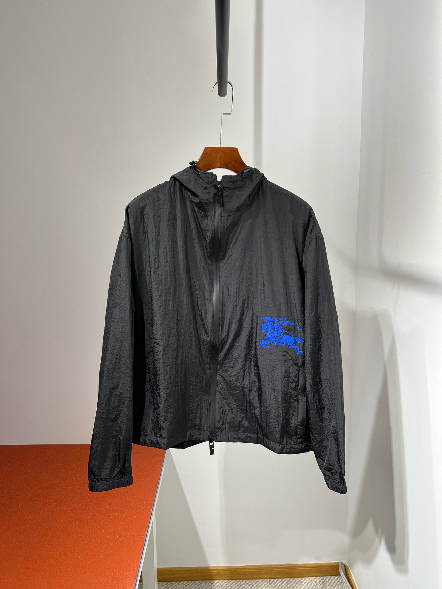 NO:141365,[New early spring product] 2025 classic jacket that can be worn in all seasons!  Commuting weapon, classic jacket, skin-friendly and invincible effect, the same fabric is used inside, ensuring a more comfortable experience. The dark small spliced ​​plaid design is skin-friendly and breathable, atmospheric but not without drape. It is soft and soft. It has a simple and capable casual style, and is also a classic and unique pattern, allowing you to be fashionable, generous and decent, and give people a steady and friendly feeling. People of any age can easily get on!  !  Side zipper pocket, no pressure on any body to wear, people of different ages wear their own taste!  S-XL S bust 120 shoulder width 57 clothes length 67 other sizes bust circumferences are M/124 L/128 XL/132. Girls can wear s for 175,140 catties M fit, jackets & coats, jackets & coats, alexander wang19860909【早春新品】2025 四季可穿的经典夹克外套！通勤利器,经典夹克,亲肤质效果无敌,内里用的也是同款面料,保证更舒适体验..暗色小拼接格纹设计,亲肤透气,大气但又不失垂坠感.柔和又软糯.既拥有简洁干练的休闲风格,又是经典独一无二的图案,让你时尚加身,又能大方得体,又能给人稳重的友好感觉,任何年龄段的人都能轻松上身！！侧边拉链口袋,任何身材穿着都毫无压力,不同年 龄段的人穿出各自的味道！ S-XL S胸围120 肩宽57 衣长67其他尺码胸围分别是M/124 L/128 XL/132 女生都穿s即可  175,140斤穿M合身,,jackets & coats,jackets & coats,alexander wang,Men's clothing