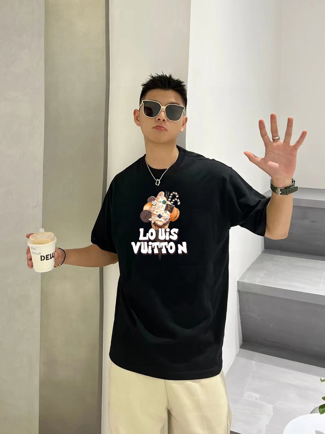 NO:141371,LOUIS VUITTON LOUIS VUITTON High quality 2025 spring and summer official website new classic letter print catwalk style Lv master personally designed trendy brand new printed round neck short-sleeved T-shirt fashionable and personalized Super versatile and beautiful style, same style for men and women, essential for everyone hand tags collar labels washing wheat three-mark complete Color: white black Angora red apricot brown Size XS S M L,,louis vuitton,louis vuitton,louis vuitton,t-shirt,tees,t-shirt,alexander wang19860909LOUIS VUITTON 路易威登 高品质 2025春夏官网新款经典字母印花走秀款 Lv大师亲手设计潮牌新品印花圆领短袖T恤 时尚又个性 超级百搭好看的一款 男女同款 人手必备 吊牌 领标 水洗麦 三标齐全 颜色: 白色 黑色 安哥拉红 杏色 褐色 尺码XS S M L,,louis vuitton,louis vuitton,louis vuitton,T-shirt,tees，t-shirt,alexander wang,Men's clothing