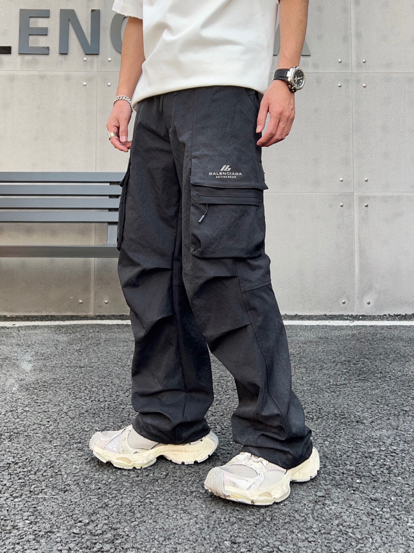 NO:141383,2025 Paris Spring and Summer New Products Release! Workwear elements series sports casual pants are carefully created! Working three-dimensional pocket design! The fabrics are not easy to deform and fade! Three-dimensional cutting and pure cotton material are loose and stylish! Custom fabric layered tailoring pants are full and plump! A fashionable, versatile and rich design hoodies! The custom fabric has natural and soft colors, fully opened up the design concept, the top versatile craftsmanship quality is excellent, and the pure cotton material is comfortable, breathable and elastic! Origin Portugal! Balenciaga’s design is avant-garde and bold, combining high-street fashion and luxury style. The brand further moves towards minimalism and rebellious style, redefining the concept of luxury goods. Unlike traditional luxury brands, it dares to break the conventions and challenge the boundaries of fashion. Its design is not only luxury and elegance, but also a reflection and expression of contemporary cultural and social phenomena. Color black grey Size M-L-XL-XXL-XXXL M Waist 38, hip 53, pants length 107 Refer to the M size chart data to choose the size that suits you! ,balenciaga,alexander wang198609092025巴黎 春夏新品发售！ 工装元素系列运动休闲裤精细打造！工装立体口袋设计！水洗工艺面料不易变形褪色！立体剪裁定纯棉料宽松版型挺阔有型！定制面料层次剪裁裤型饱满丰盈！时尚百搭富有设计的一款卫裤！ 定制面料色泽自然柔和设计理念完全打开、工艺品质顶级百搭版型极好、纯棉材质舒适透气有弹性！原产地葡萄牙！ 巴黎世家的设计以前卫和大胆著称,融合了高街时尚和奢华风格.品牌进一步走向极简主义和反叛风格,重新定义了奢侈品的概念. 不同于传统奢侈品牌,它敢于打破常规,挑战时尚的边界.其设计不仅仅是奢华和优雅,更是对当代文化和社会现象的反思和表达. 颜色黑色 灰色 尺码M-L-XL-XXL-XXXL M腰围38、臀围53、裤长107 参考M尺码表数据选择适合自己的尺寸！,,balenciaga,alexander wang,Men's clothing