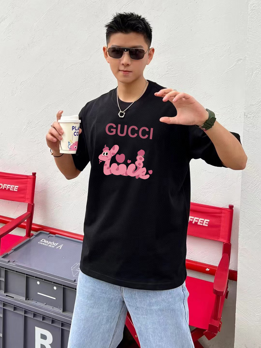 NO:141359,GUCCI Gucci High quality 2025ss Spring and summer new classic pattern large logo print limited edition Original fabric Official same style Round neck short-sleeved T-shirt Customized 280g same-cage dyed fabric Comfortable feel The latest brick cabinets in spring and summer synchronized fashion and personality Super versatile Men and women Essential must-have tags Collar label Washed wheat Three-mark complete Color: Black Apricot White Red Gray Angora Red Brown Sky Blue Size XS S M L,,gucci,gucci,T-shirt,tees,t-shirt,alexander wang19860909GUCCI 古驰 高品质 2025ss 春夏新品经典图案大logo印花限定款 原版面料 官方同款 圆领短袖T恤 定制280 克同缸染面料 手感舒适 春夏最新砖柜同步 时尚又个性 超级百搭  男女同款 人手必备 吊牌 领标 水洗麦 三标齐全 颜色: 黑色 杏色 白色 红色 灰色 安哥拉红 褐色 天蓝色 尺码XS S M L,,gucci,gucci,T-shirt,tees，t-shirt,alexander wang,Men's clothing