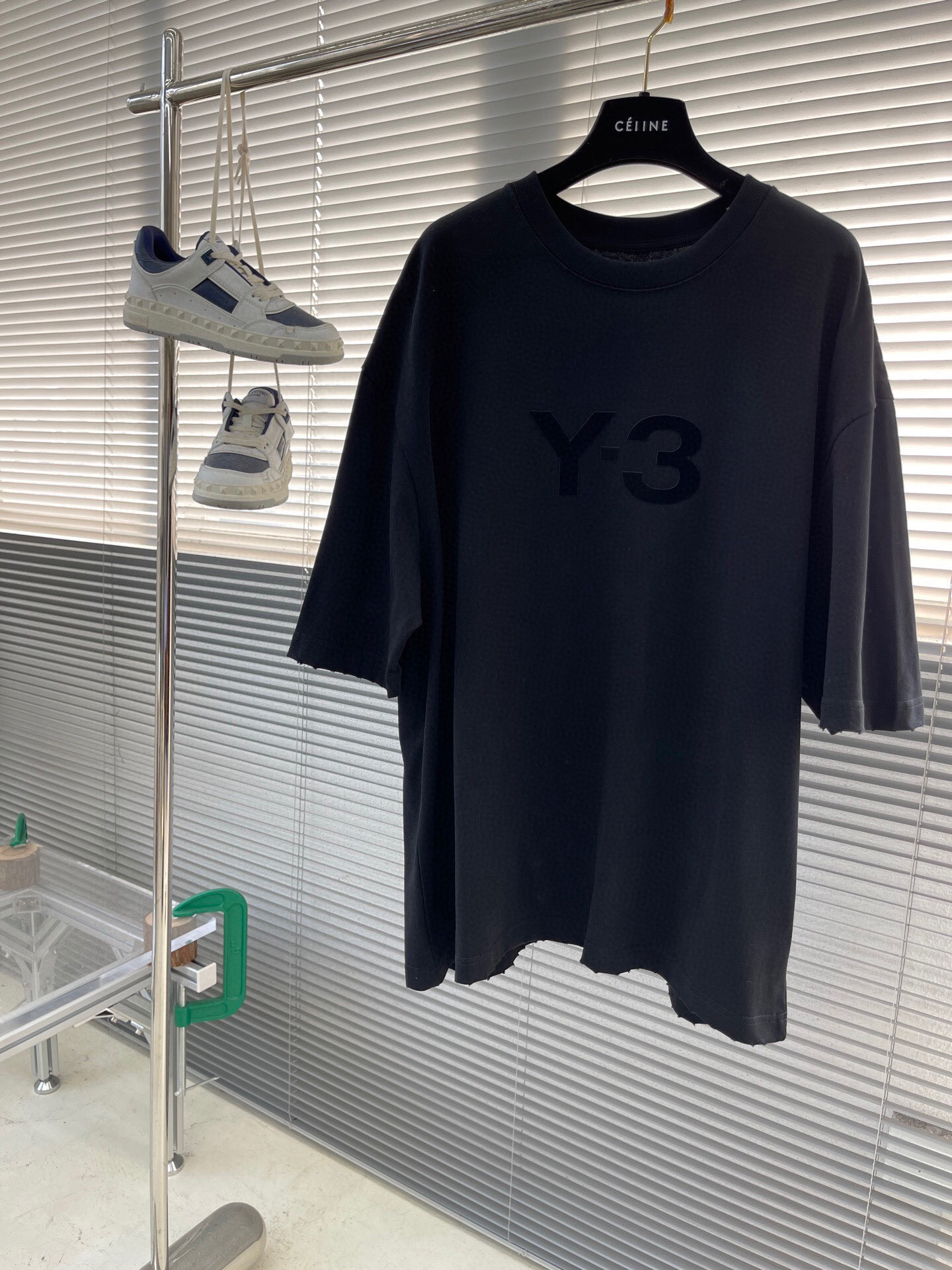 NO:141373,(High version) Y-3 Yamamoto Yoshi's new spring and summer 25 new loose-fitting short-sleeved T-shirt, using custom 340g high-g heavy cotton fabric, very textured, the cuff hem is worn and worn, keeping up with fashion trends. oversize version Color black white wide version Size: XS-XL,,versace,T-shirt,tees,t-shirt,alexander wang19860909(高版本）Y-3山本耀司 25春夏新品宽松版型短袖T恤,采用定制340g高克重棉面料,非常有质感,袖口下摆均做旧磨破,紧跟时尚潮流. oversize 版本 颜色黑色 白色 阔版 尺码: XS-XL,,versace,T-shirt,tees，t-shirt,alexander wang,Men's clothing
