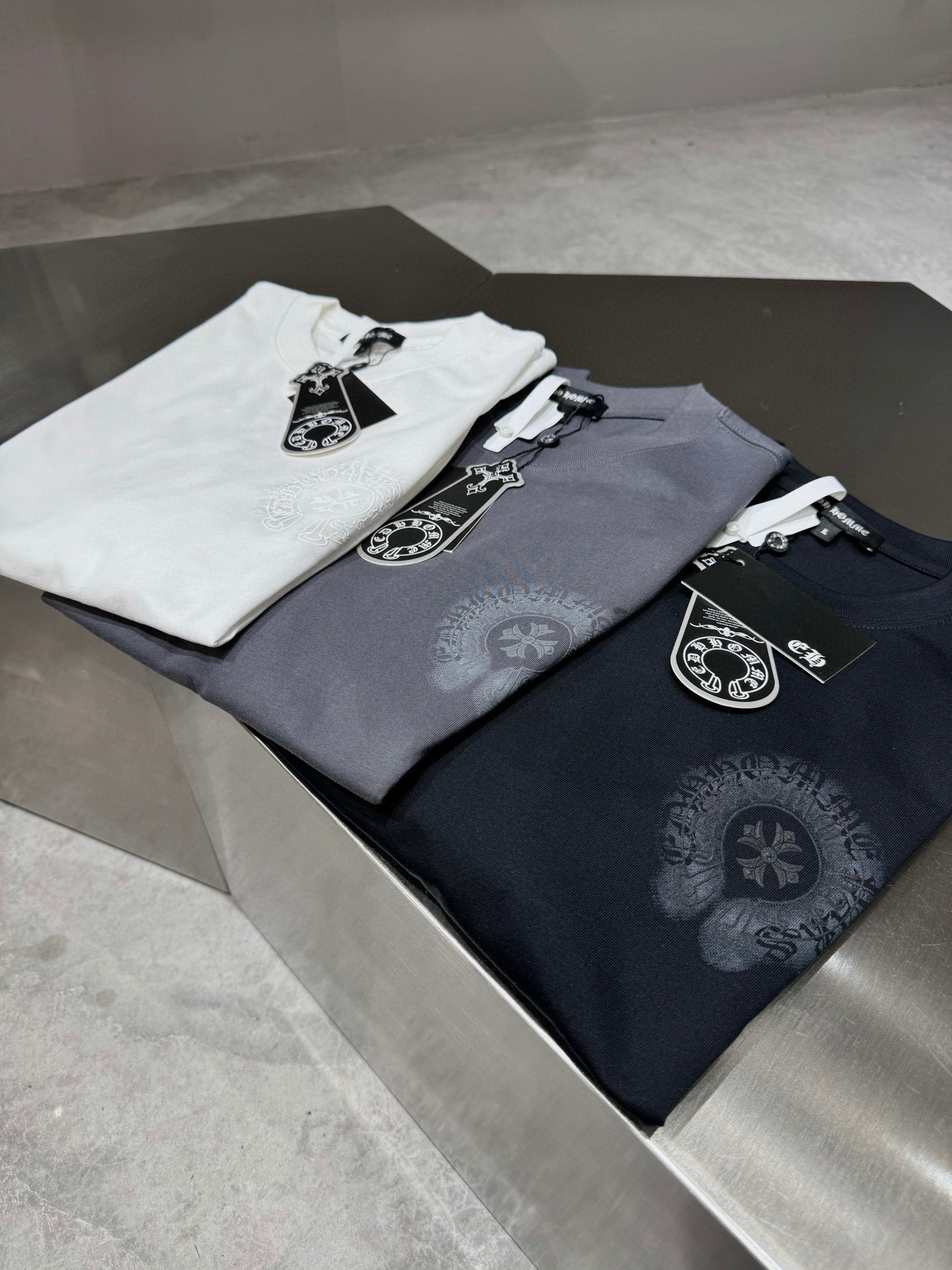 NO:141376,Brand Chrome Hear*sGreen Color White Black Gray Size M-3XL (can be worn 210 catties) Introduction to the new spring and summer 2025 new men's casual short-sleeved T-shirt for spring and summer. Heavyweight stunning items, high street mix and match tone, eye-catching and powerful work, unique gradient craftsmanship design on the chest, full of luxury. Foreign customers provide double mercerized fabrics, efficient breathability and moisture absorption comfort than any cotton product, excellent drape, gloss brings a strong texture, giving fashion exquisite and elegant design concept, a must-have item for urging quality and fabric control, giving men the most exquisite dress.,,chrome hearts,T-shirt,tees,t-shirt,alexander wang19860909品牌Chrome Hear*s克*心 颜色白色 黑色 灰色 尺码M-3XL（可穿210斤） 介绍2025春夏新款男士休闲短袖t恤.重磅级尤物单品,高街混搭腔调有味,吸睛有力之作,胸前独特渐变工艺设计,奢华感十足.外商客供双丝光面料,高效透气性与吸湿性舒适性胜于任何棉品,垂感极佳,光泽度带来强烈的质感,赋予了时装精致和优雅的设计理念,骨灰级品质和面料控的必收的一款单品,给予男人最精致打扮.,,chrome hearts,T-shirt,tees，t-shirt,alexander wang,Men's clothing