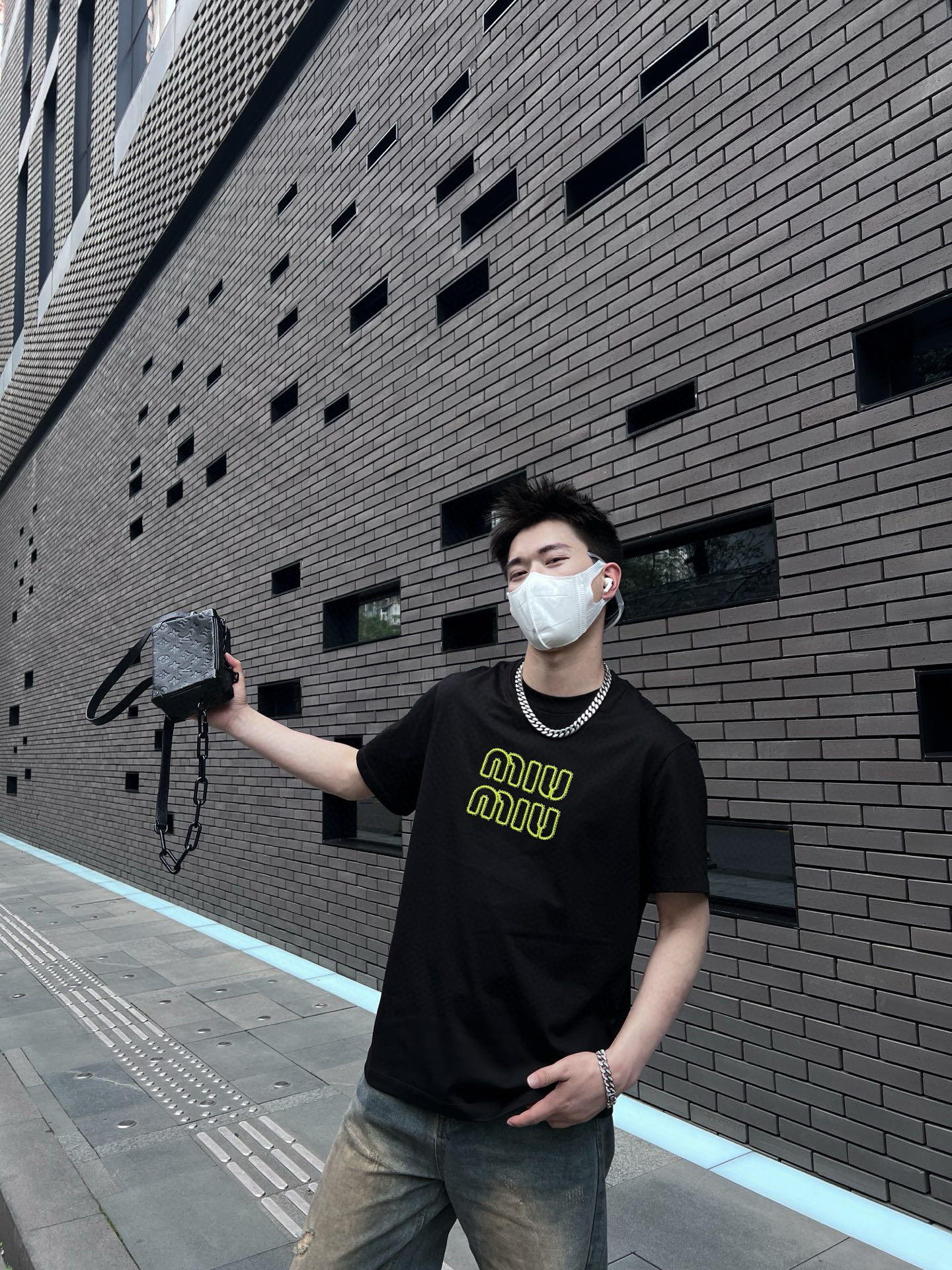 NO:141379,Brand MIU quarterly spring and summer 2025 color black white size M-XXXL style micro-wide version short-sleeved T fabric mercerated cotton plain fabric composition 78 cotton 22 polyester fiber craft needle hollow embroidery technology P.S micro-wide version design is comfortable and comfortable. Front brand logo LOGO pattern contrast color needle hollow embroidery technology makes its style casual and versatile without losing the street fashion sense, miumiu, T-shirt, alexander wang19860909品牌MIU 季度2025春夏 颜色黑色 白色 尺码M-XXXL 版型微阔版 短袖T 面料丝光棉平纹面料 成分78棉 22聚酯纤维 工艺走针中空刺绣工艺 P.S微阔版型设计舒适有度 前幅品牌标识LOGO图案做撞色走针中空刺绣工艺 使其款式休闲百搭且不失出街时尚感,,miumiu,T-shirt,alexander wang,Men's clothing