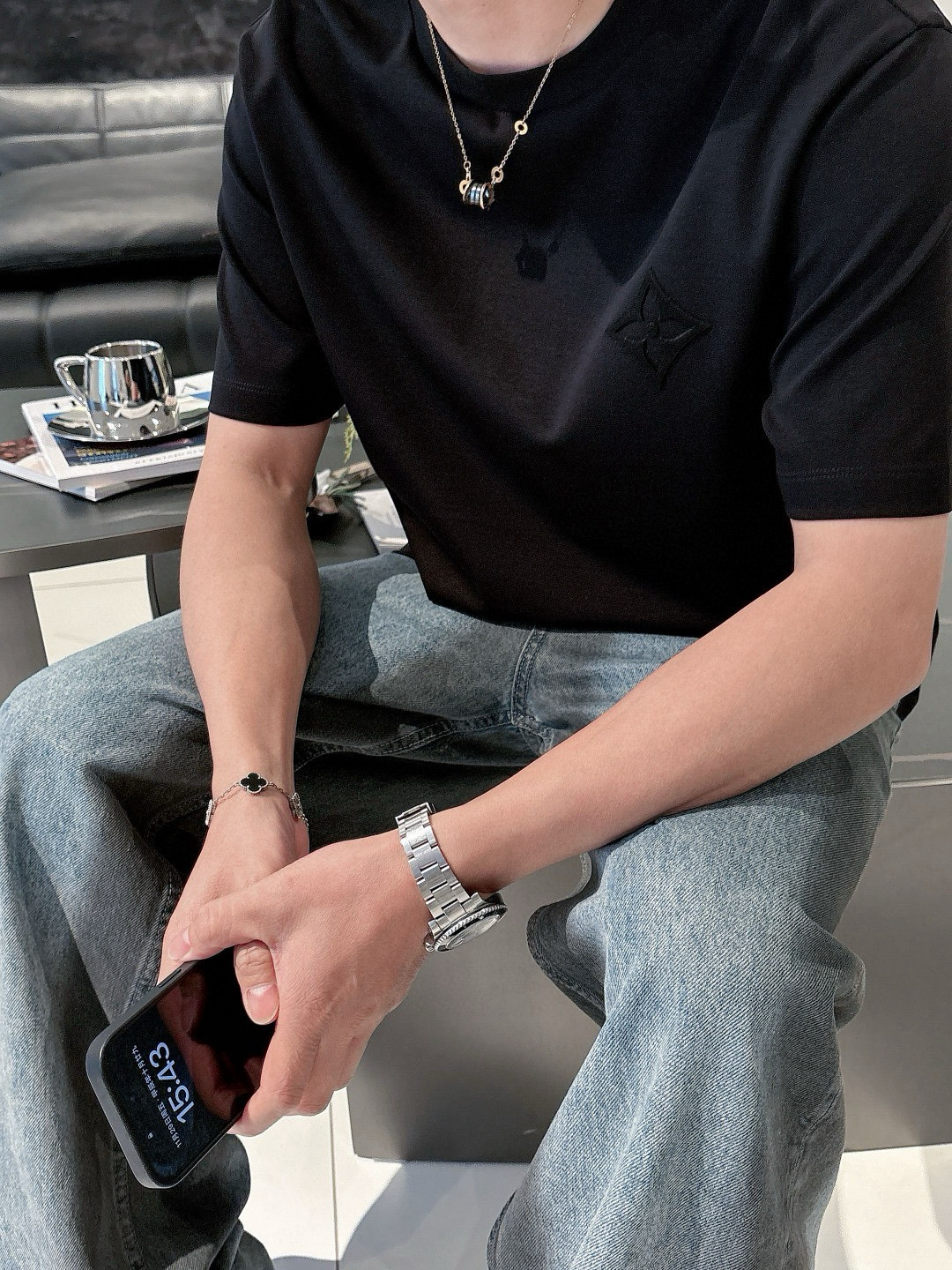 NO:141382,New products for spring and summer 2025. If you have extremely high requirements for fabric control, buy it!  !  !  A must-have classic style for the wardrobe. Three-dimensional embossed design on the chest. You can wear it in a fashionable way whether you wear it alone or in the inner layer. A round neck short-sleeved T-shirt with a good skin-friendly feel. A classic three-dimensional flower design on the chest. A slightly loose tailoring. The knitted neckline that is not easy to fit the neck slightly. It is fashionable and more textured. The fabric is made of high-string cloud cotton. The composition is long-length cotton fabric, which makes the overall feel and skin-friendly effect reach JI's good feeling. Skin-friendly and breathable, and has a good sense of crispness. It makes it comfortable to wear and reveals quality texture. It is very good to wear it or wear it alone!  S6860, color black Apricot iron gray Number of size M-3XL Try on 172-148 for wearing L M size shoulder width 46 bust 104 long 68 sleeves 22; L size shoulder width 47 bust 108 long 69 sleeves 22.5; XL size shoulder width 48 bust 112 long 70 sleeves 23; XXL size shoulder width 49 bust 116 long 71 sleeves 23.5; 3XL size shoulder width 50 bust 120 long 72 sleeves 24;,,T-shirt,tees,t-shirt,alexander wang198609092025春夏新品 对面料控有极高要求的 买它！！！ 衣橱必备经典款式 胸口立体压花的设计 不管单穿还是内搭都能穿出时尚感 JI好亲肤感的一款圆领短袖T恤衫 胸口经典立体花朵的设计 略微宽松的剪裁 不易版型的针织领口微微贴合颈部 时尚的同时更显质感 面料采用高支云朵棉的材质 成分是长绒棉面料 让整体的手感与亲肤效果达到JI好感受 亲肤透气 又有很好的挺括感 让穿着舒适的同时 很显品质质感 打底或单穿都非常不错！S6860,颜色 黑色 杏色 铁灰 码数M-3XL 试穿172-148穿L合适 M码肩宽46胸围104衣长68袖长22； L码肩宽47胸围108衣长69袖长22.5； XL码肩宽48胸围112衣长70袖长23； XXL码肩宽49胸围116衣长71袖长23.5； 3XL码肩宽50胸围120衣长72袖长24；,,T-shirt,tees，t-shirt,alexander wang,Men's clothing