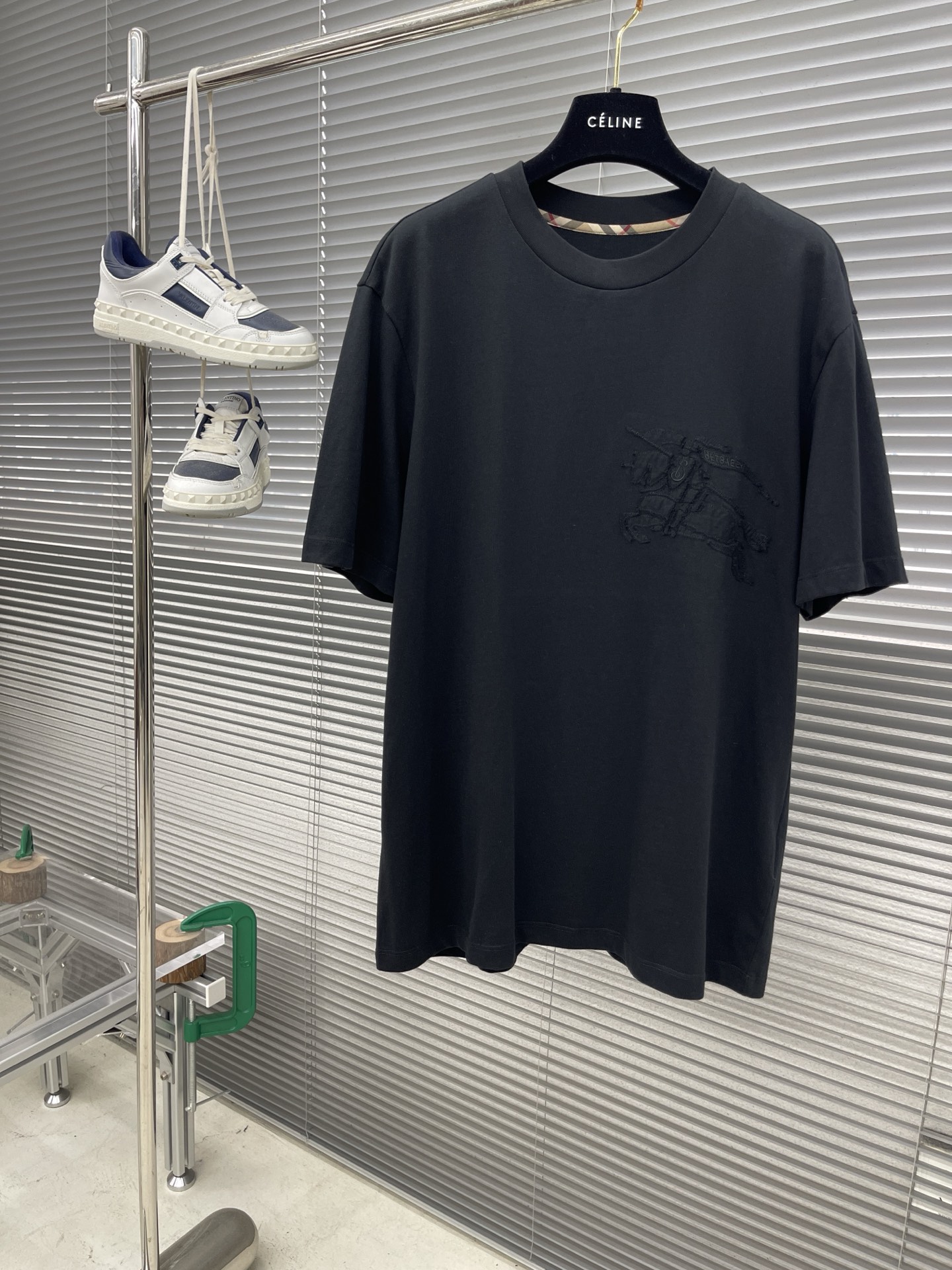 NO:141385,BBR 2025 spring and summer short-sleeved series Size: m-5xL Size slightly wide-sleeved version Weight 230 grams Weight cotton plain fabric Ingredient cotton Fabric Texture Flat Texture Cotton Feels Soft and Fine Cotton Feelings Fine Pattern Color Design Classic Styles Repair Series, T-shirt, alexander wang19860909BBR 2025春夏短袖系列 尺码:m-5xL 版型微阔版型 克重230克重 潮棉平纹面料 成份棉 面料纹路平整 手感棉柔细腻 工艺图案彩用了刺绣贴布工艺设计 经典款 补单系列,,T-shirt,alexander wang,Men's clothing