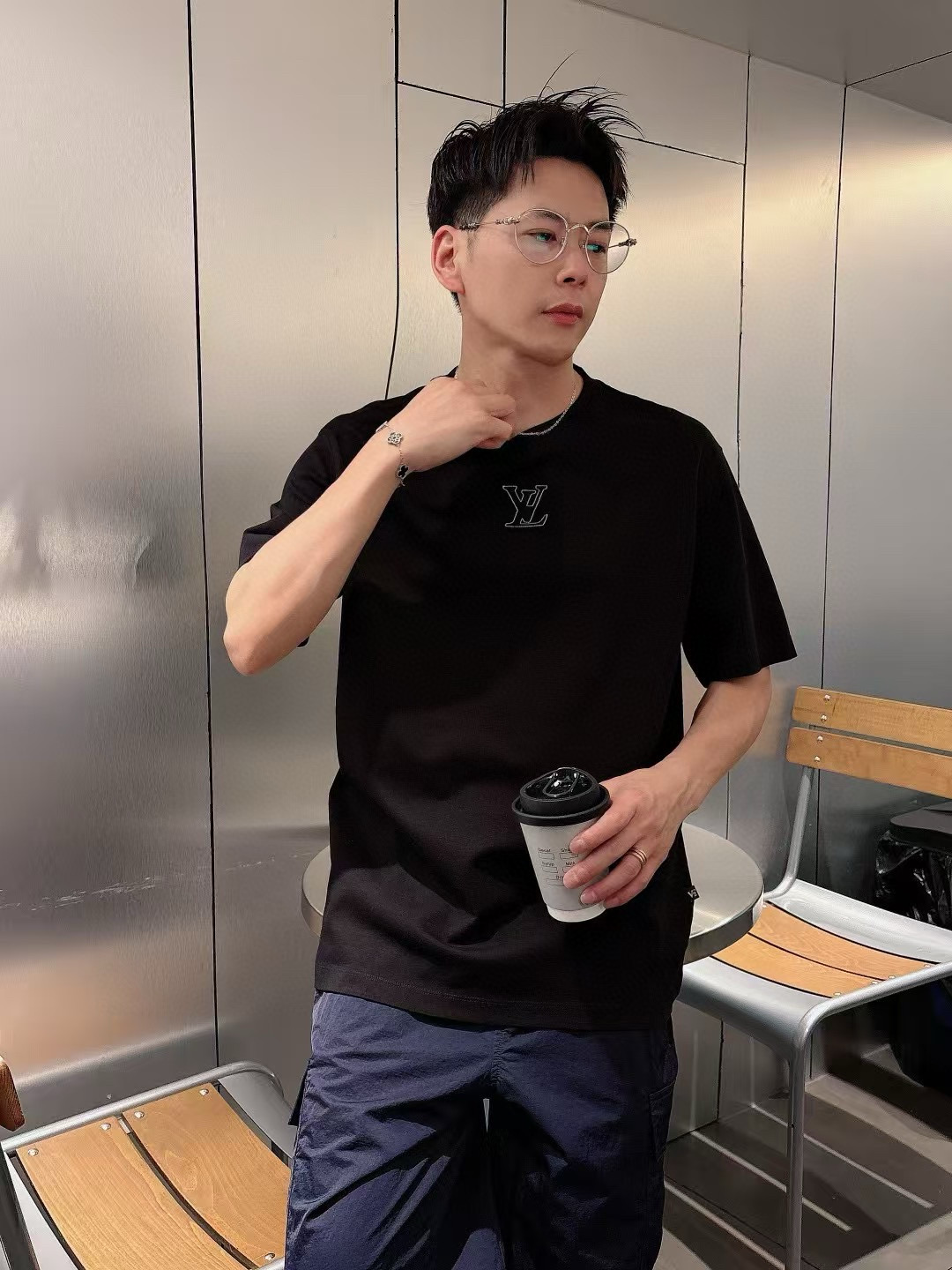 NO:141360,Donkey Short Sleeve Series Season 2025 Spring and Summer Color Black White Iron Gray Size: m-5xL Type slightly wide version Weight 160 grams Weight Ingredients 80 long-sweet fabric Fabric texture is flat and clear, the touch is clear and dry, and the craft pattern is made of metal embossing and bulging technology, louis vuitton,louis vuitton,T-shirt,alexander wang19860909驴家短袖系列 季度2025春夏 颜色黑色 白色 铁灰色 尺码:m-5xL 版型微阔版型 克重160克重 成份80支长绒面料 面料纹路平整清晰 触感清薄干爽 工艺图案做金属压花凸起工艺,,louis vuitton,louis vuitton,T-shirt,alexander wang,Men's clothing