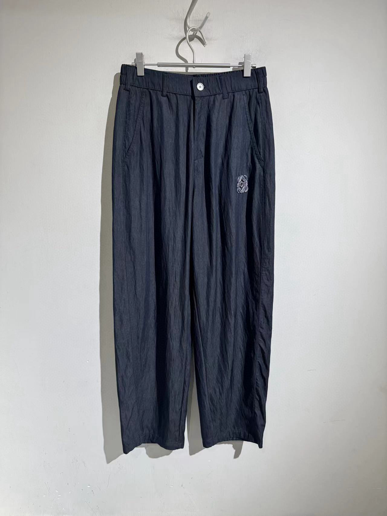 NO:144163,Luo Yi ultra-thin and lazy…. Customized wrinkle series black and blue ultra-loose pants. This pair of scimitar pants is amazing… full of drooping, cool and comfortable, 25 styles of loew custom pants. The overall loose wide legs are super retro and fashionable, with versatile attributes, and boys become fashionable in seconds. The trousers style is also suitable for daily commuting. The size is m-2xL. . m size waist circumference 76-86 hip circumference 134 trousers length 106. Other size waist circumference hip circumference is 4-5cm difference per size trousers length 1.5cm difference per size, loewe, loewe, alexander wang19860909罗意 超薄慵懒….定制皱纹系列黑蓝色超宽松裤装. 这条弯刀裤绝啦…垂感十足,清凉舒适,25款loew罗神定制裤装. 整体宽松阔腿超复古时尚,百搭属性拉满,男生穿秒变时髦精,西裤版型日常通勤也适配.码数m-2xL. . m码腰围76-86 臀围134 裤长106.其他码腰围臀围每码相差4-5cm 裤长每码相差1.5cm,,loewe,loewe,alexander wang,Men's clothing