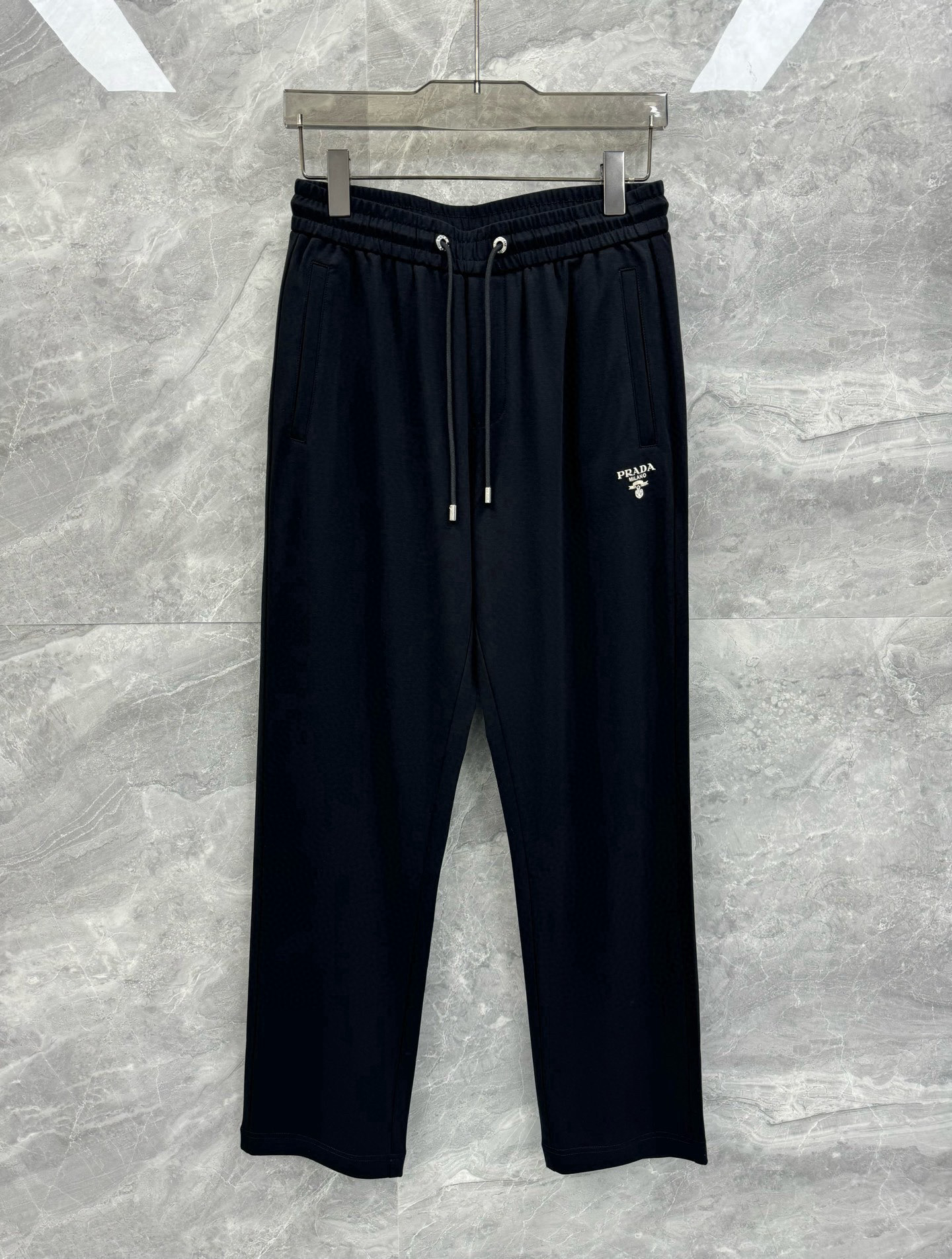 NO:144177,The new 25 spring and summer Pr*da comes with cool and light casual pants, men's high-end modal fiber blended casual pants. Classic contrasting embroidery logo embellishment, minimalist and atmospheric design, high-end temperament style. Top modal blended knitted fabric, super elastic and stylish, free of iron and wear resistance, presenting the brand's luxury temperament style, a luxury item that temperament fans must have!  The style of this model can even be said to be pure and classic, with classic embroidered LOGO embellishments and inverted triangle patches on the back to highlight the charm of the brand. The casual and fitted style fully exudes the charm of a mature man without looking old-fashioned, and the upper body effect is even more perfect. The top modal cotton blend texture, the elasticity and softness brought by the modal are top-notch. The overall touch is extremely comfortable and the skin-friendly effect is advanced. This item is destined to be born for outfits, perfectly meeting the needs of various outfits. The grade and charm are extremely outstanding and eye-catching. The craftsmanship can accurately combine it with the material, and can better demonstrate the brand's grade and fashionable temperament!  Size M-3XL Color Black Apricot M Waist 72-82 Hip circumference 112 Pants Length 105 L Waist circumference 76-86 Hip circumference 116 Pants Length 106 XL Waist circumference 80-90 Hip circumference 120 Pants Length 107 2XL Waist circumference 84-94 Hip circumference 124 Pants Length 108 3XL Waist circumference 88-98 Hip circumference 128 Pants Length 109 Size Recommended sizes: M size within 130 catties, L size 130-145 catties, XL size 145-160 catties, XL size 160-175 catties, 2XL size 175-190 catties, 3XL size, alexander wang1986090925春夏新款Pr*da自带凉感轻薄休闲裤,男士高端莫代尔纤维混纺休闲长裤.经典撞色刺绣标志点缀,极简大气的设计,高级气质风范.顶级莫代尔混纺针织面料,超弹保型,免烫耐磨,呈现出品牌的奢华气质范儿,气质粉丝必备的奢华单品！ 此款的风格甚至可以说是纯粹跟经典,经典刺绣LOGO点缀,背后倒三角贴布标识,彰显品牌魅力.休闲合身的版型打造,充分的散发成熟男士的魅力感,又不会显得老气,上身效果更是接近完美. 顶级莫代尔棉质混纺质地,莫代尔带来的弹力与柔顺堪称顶级.整体的触感极为舒适,亲肤效果高级,这种单品注定了就是为穿搭所生,完美的符合各种穿搭的所需.档次与魅力更是极为的出色亮眼,工艺能将其与材质精密结合,更能够彰显出品牌的档次与时髦气质所在！尺码M-3XL 颜色黑色 杏色 M码 腰围72-82 臀围112 裤长105 L码 腰围76-86 臀围116 裤长106 XL码腰围80-90 臀围120 裤长107 2XL码 腰围84-94 臀围124 裤长108 3XL码 腰围88-98 臀围128 裤长109 尺码推荐 130斤以内穿M码,130-145斤穿L码,145-160斤穿XL码,160-175斤穿2XL码,175-190斤穿3XL码,,alexander wang,Men's clothing