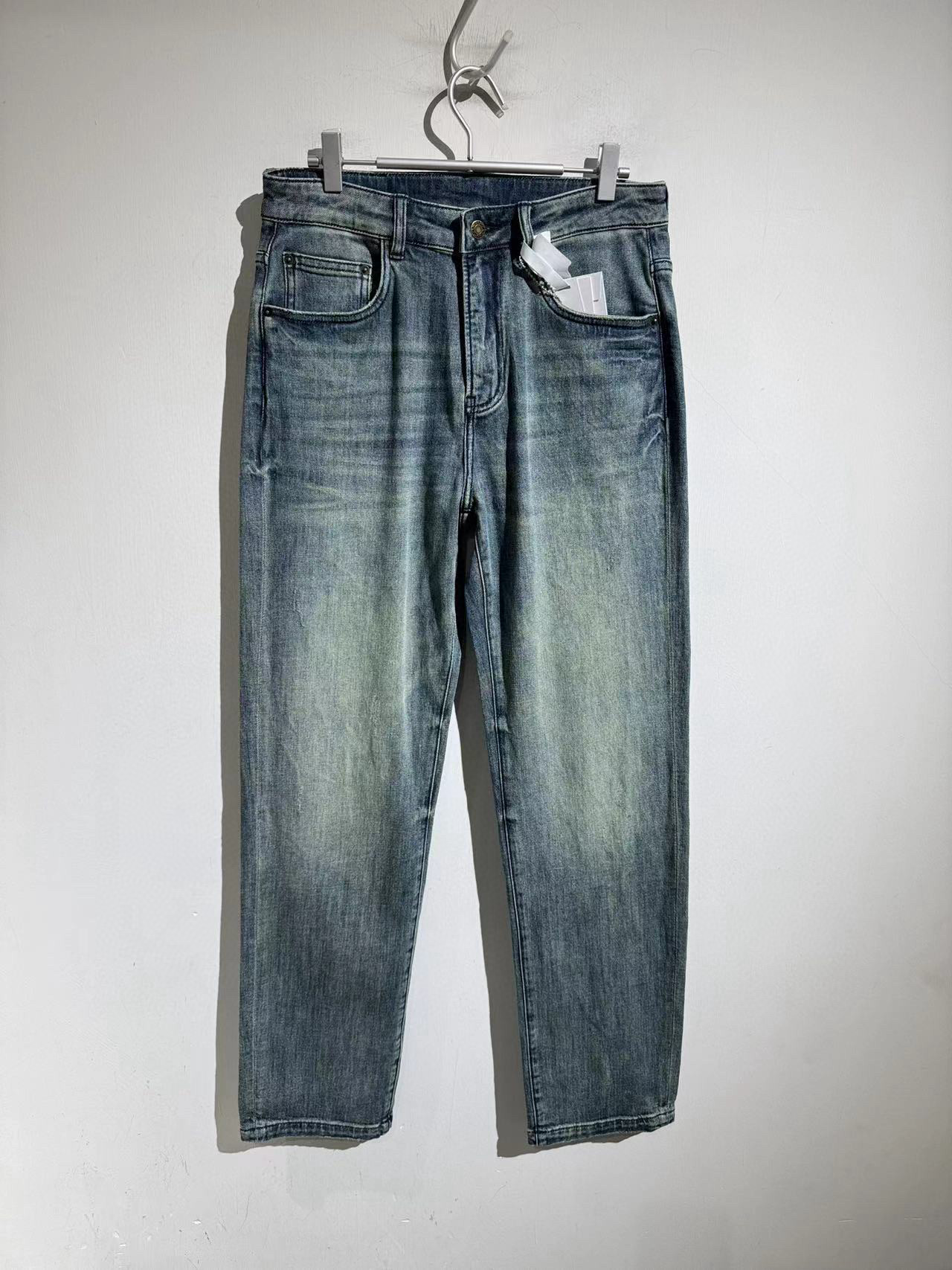 NO:144192,The irresistible four-leaf clover, produced by VD... This silhouette denim in 25 has really achieved the ultimate splicing, and it responds to the embroidery removal design!  !  The straight barrel style is simple and has a special design sense, and the craftsmanship is very exquisite. The design is very good. The denim fabric creates a retro and modern texture, and it is casual and has a motorcycle feel, which can be controlled by both men and women. Size 30-36 No 35 .30 yards waist 78-80 hip circumference 110 trousers length 110 Other sizes waist circumference hip circumference is 3.5cm difference in each size trousers length 1.3cm difference in each size, alexander wang19860909无法抵抗的四叶草,v登出品…..25年这款廓形牛仔在拼接上真的是做到了极致,反响刺绣拆除设计！！直桶风格简单中带点特别的设计感,工艺都是非常的精致,很赞的设计,牛仔面料缔造复古摩登质感,休闲中带着机车感,男女都可以驾驭. 尺码30-36 无35 .30码腰围78-80 臀围110 裤长110 其他码腰围臀围每码相差3.5cm 裤长每码相差1.3cm,,alexander wang,Men's clothing