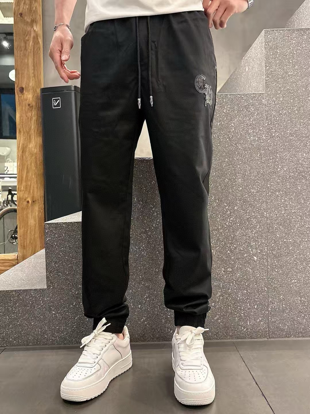 NO:144197,Croxin 2025 spring and summer pants Size: M-3XL Fabric composition Bamboo fiber 29 polyester fiber 67 spandex 4 Fabric characteristics have good comfort, excellent hygroscopicity and breathability, and natural antibacterial properties (bamboo contains bamboo quinone factor with antibacterial and mite removal characteristics, which will not cause allergic reactions to the skin. Style Crox* leather embroidery Process introduction Crox* uses textured leather positioning embroidery   metal decorative parts, classic horseshoe pattern embroidery rear pockets. Style casual and conventional style, clean and neat tie-up mouths. Style cross-print foot mouth style Process introduction Waist rope uses splicing contrasting color materials, ink printing classic presbyopia pattern, and the rear bag uses double bag cover   dark four-fold buckle   customized metal mark. The style is loose and wide, oblique insertion bag, the original cloth waist rope adjusts the waist, folding the feet to add a sense of design and stylish shape.,, chrome  hearts,alexander wang19860909克罗心2025春夏裤子  码数:M-3XL 面料成分 竹纤维29聚酯纤维67氨纶4 面料特性良好的舒适性、出色的吸湿性和透气性,且有天然的抗菌性（竹子含有抗菌除螨特性的竹醌因子,不会对皮肤造成过敏性反应 款式克罗*贴皮绣 工艺介绍克罗*采用纹理皮料定位贴皮绣 金属装饰件、经典马蹄图案贴皮绣后口袋. 款式休闲常规版型、干净利落的束脚口. 款式十字花印花脚口款 工艺介绍腰绳用脚口采用拼接撞色料、水墨印经典老花图案,后袋采用双袋盖 暗四合扣 定制金属标. 款式宽松微阔版、斜插袋,原身布腰绳调节腰头,翻折脚边增添设计感时髦定型.,,chrome hearts,alexander wang,Men's clothing