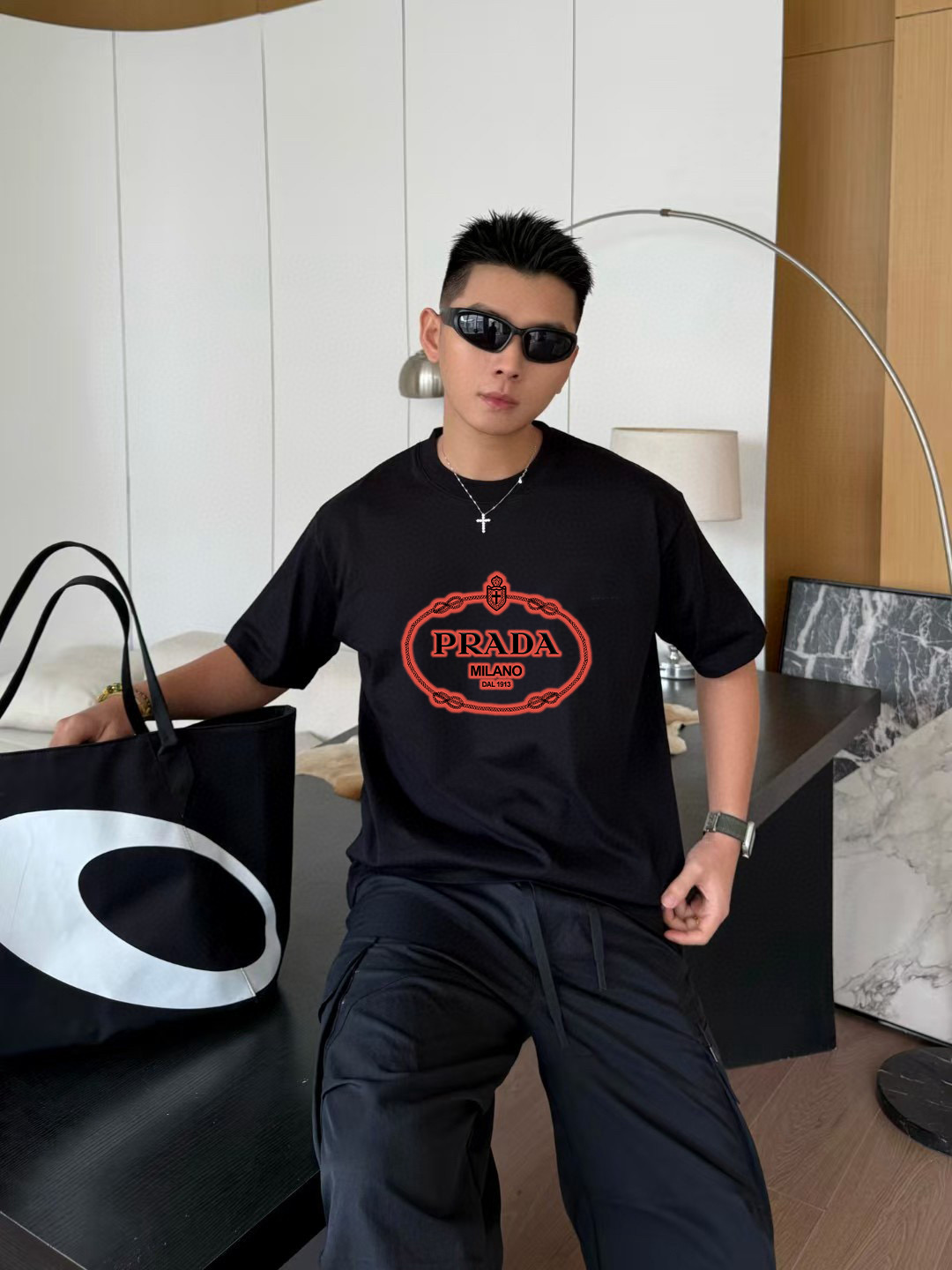 NO:144220,PRAD* Prada 2025 summer new style, personalized letter logo print, custom fabric 300g short-sleeved T-shirt, men and women's style, color: black white, pink, iron gray, size: S M L XL XXL Five sizes,,prada,prada,T-shirt,tees,t-shirt,alexander wang19860909PRAD*普拉达2025夏季新款 个性字母logo印花 定制面料300g 短袖t恤 男女同款 颜色:黑色 白色 粉红色 铁灰色 尺码:S M L XL XXL 五个码,,prada,prada,T-shirt,tees，t-shirt,alexander wang,Men's clothing