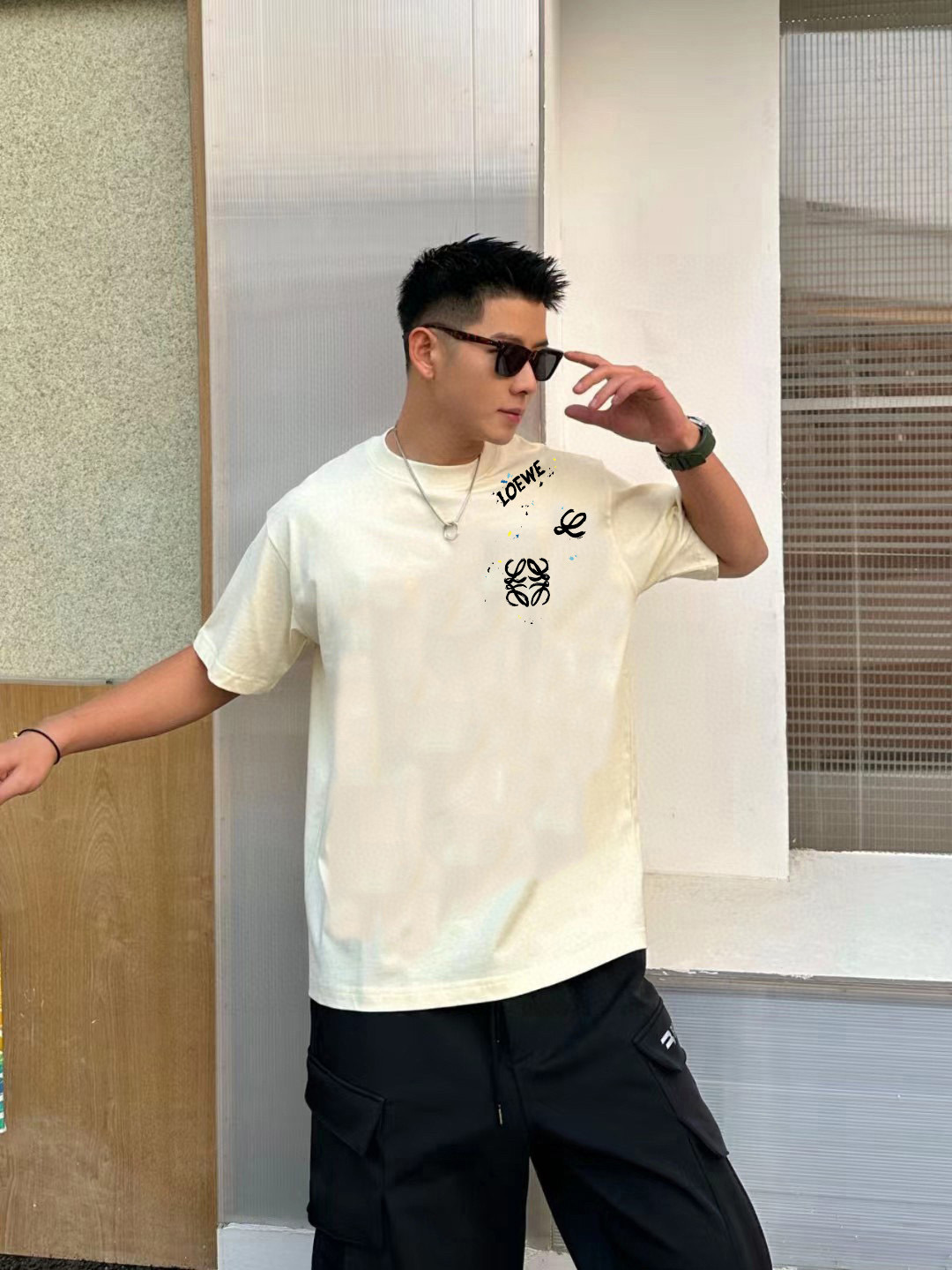 NO:144227,[New model is on the shelves] High-quality Loew* Luo Yiwei 2025 Spring and Summer New Classic Painted Logo Short-sleeved, Half-sleeved Round-neck T-shirt - Using 280g double yarn - Using overshoulder pull strip process - Using high-end printing, no cracking is washed!  - Loose fit, comfortable upper body, soft and breathable!  -Same style for men and women, fashionable and personalized, super versatile!  - Tags, collar labels, wash wheat, complete three labels SizeXS S M L,,loewe,loewe,T-shirt,tees,t-shirt,alexander wang19860909【新款上架】高品质 Loew*罗意威 2025春夏新款经典彩绘logo短袖半袖圆领T恤 - 采用280g双纱 - 采用过肩拉条工艺 -采用高端印花,百洗不开裂！ -宽松版型,上身舒适,柔软透气！ -男女同款,时尚又个性,超级百搭！ -吊牌 领标 水洗麦 三标齐全 SizeXS S M L,,loewe,loewe,T-shirt,tees，t-shirt,alexander wang,Men's clothing