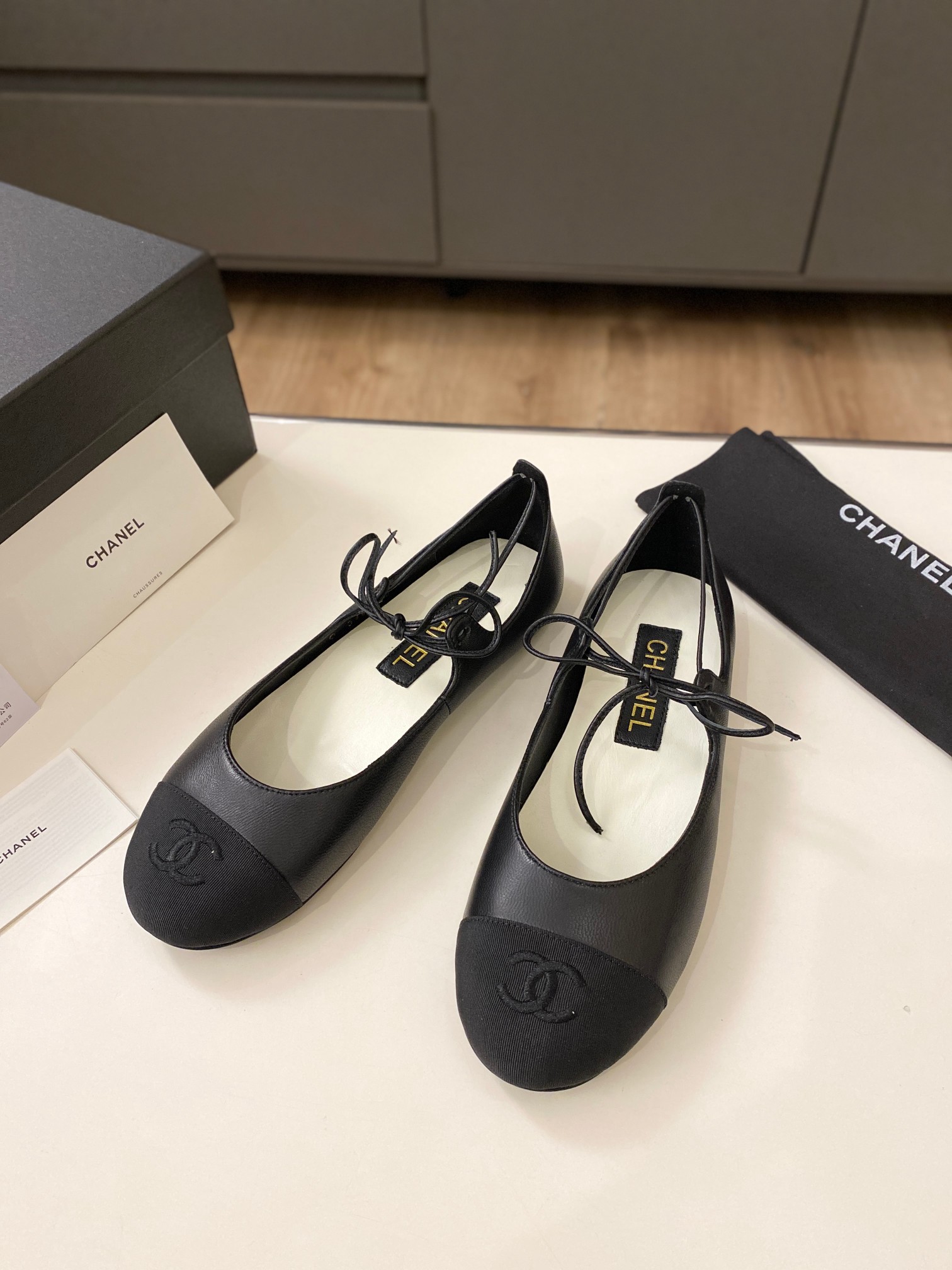 NO:236116,CHANEL2025/ The early spring series is launched in new style, this season’s Xiangjia small hit!  I really love it at first sight, the classic color-blocking element logo is perfectly matched!  It is the biggest highlight of this shoe. It is eye-catching but not exaggerated. It is super cool everyday. It is super versatile no matter whether it is paired with pants, sweatshirts or skirts. It looks good no matter how you wear it. The more you look at it, the more you like it! 1 original mixed-bred sheepskin with upper 2 mixed-bred sheepskin with inner 3 large sole original genuine leather sole 4 sizes 35-40 (41 can be customized, no return or exchange), Mary Jane, chanel, chanel, mary jane, hoodie, sweatshirts, skirts, sheepskin, Leather soles19860909CHANEL2025/ 早春系列火爆上新,这一季香家小爆款！真的一眼爱了,经典拼色元素大logo完美搭配！是这款鞋子最大的亮点,醒目而不浮夸的设计,超日常超酷,无论搭配裤子卫衣或裙子都超级百搭,怎么穿都好看,越看越喜欢! 1鞋面原版混种羊皮 2内里混种羊皮 3大底原版真皮大底 4码数35-40（41可定做,不退换）,玛丽珍,chanel,chanel,mary jane,hoodie,sweatshirts,skirts,sheepskin,Leather soles,Women's Shoes