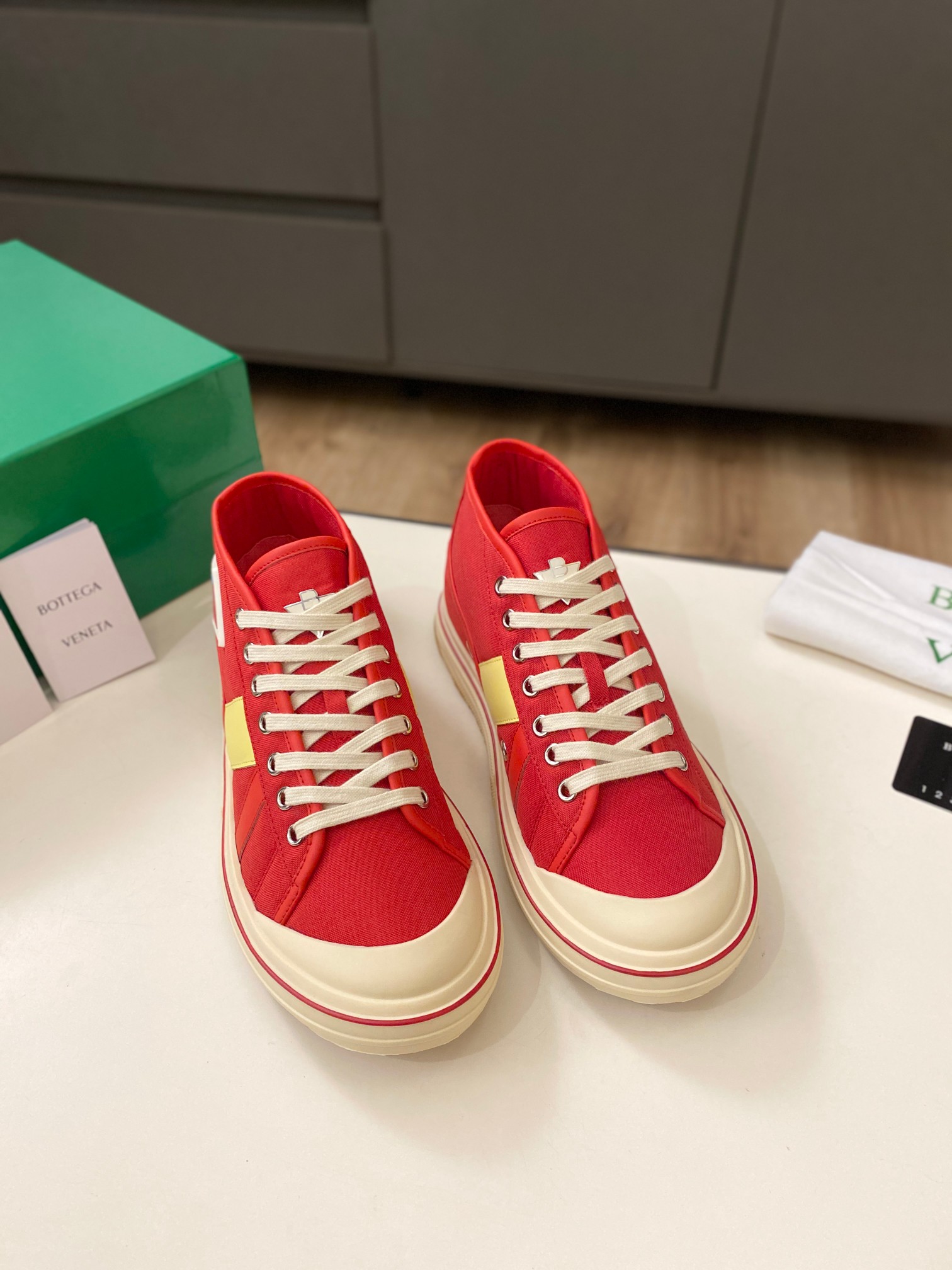 NO:236117,Gaobang BV Orbit's latest show in 2025, original board developed 1:1 classic color-blocking elements!  It is the biggest highlight of this shoe. It is eye-catching but not exaggerated. It is super cool everyday. It is super versatile no matter whether it is paired with pants, sweatshirts or skirts. It looks good no matter how you wear it. The more you look at it, the more you like it! 1 original sole, 2 colors, 4 colors, 3 sizes, 35-40, casual shoes/sports shoes, bottega veneta, sneakers, hoodie, sweatshirts, skirts19860909高邦BV Orbit2025年最新走秀款,原板1:1开发 经典拼色元素！是这款鞋子最大的亮点,醒目而不浮夸的设计,超日常超酷,无论搭配裤子卫衣或裙子都超级百搭,怎么穿都好看,越看越喜欢! 1大底原版大底 2颜色4色 3码数35-40,休闲鞋/运动鞋,bottega veneta,sneakers,hoodie,sweatshirts,skirts,Women's Shoes