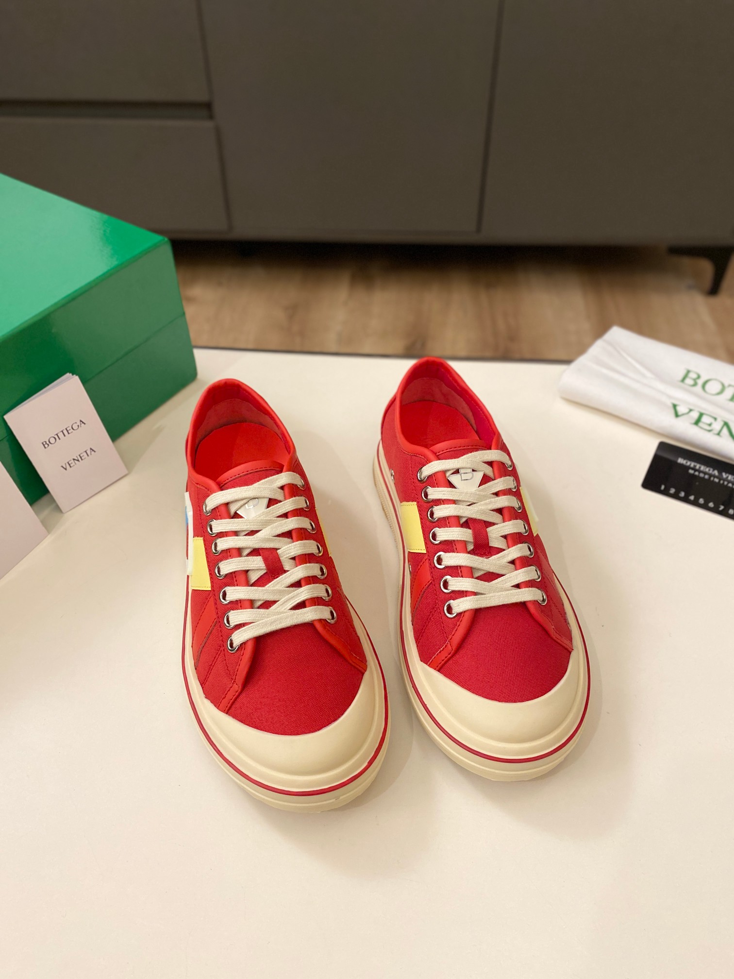 NO:232574,, BV Orbit's latest catwalk model in 2025, original board developed 1:1 classic color-blocking elements!  It is the biggest highlight of this shoe. It is eye-catching but not exaggerated. It is super cool everyday. It is super versatile no matter whether it is paired with pants, sweatshirts or skirts. It looks good no matter how you wear it. The more you look, the more you like it! 1 original sole, 2 colors, 5 colors, 3 sizes, 35-40, casual shoes/sports shoes, bottega veneta, sneakers, hoodie, sweatshirts, skirts19860909, BV Orbit2025年最新走秀款,原板1:1开发 经典拼色元素！是这款鞋子最大的亮点,醒目而不浮夸的设计,超日常超酷,无论搭配裤子卫衣或裙子都超级百搭,怎么穿都好看,越看越喜欢! 1大底原版大底 2颜色5色 3码数35-40,休闲鞋/运动鞋,bottega veneta,sneakers,hoodie,sweatshirts,skirts,Women's Shoes