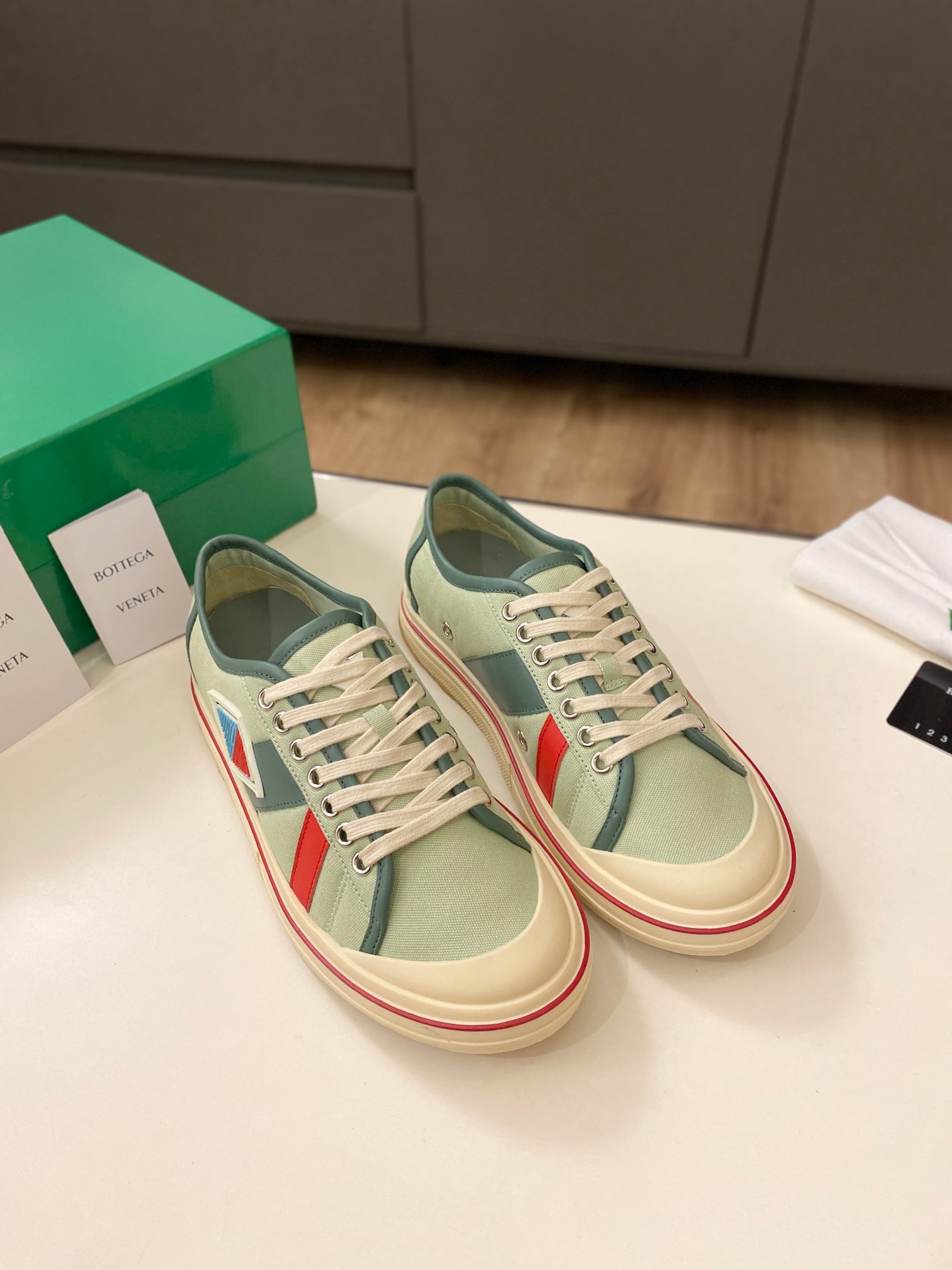 NO:236120,The latest showcase of the Low BV Orbit in 2025, the original board is developed 1:1, classic color-blocking elements!  It is the biggest highlight of this shoe. It is eye-catching but not exaggerated. It is super cool everyday. It is super versatile no matter whether it is paired with pants, sweatshirts or skirts. It looks good no matter how you wear it. The more you look, the more you like it! 1 original sole, 2 colors, 5 colors, 3 sizes, 35-40, casual shoes/sports shoes, bottega veneta, sneakers, hoodie, sweatshirts, skirts19860909低邦BV Orbit2025年最新走秀款,原板1:1开发 经典拼色元素！是这款鞋子最大的亮点,醒目而不浮夸的设计,超日常超酷,无论搭配裤子卫衣或裙子都超级百搭,怎么穿都好看,越看越喜欢! 1大底原版大底 2颜色5色 3码数35-40,休闲鞋/运动鞋,bottega veneta,sneakers,hoodie,sweatshirts,skirts,Women's Shoes