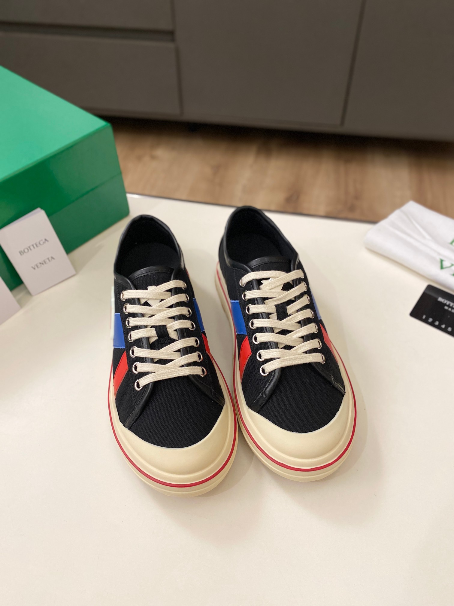 NO:232576,,BV Orbit's latest catwalk model in 2025, original board developed 1:1 classic color-blocking elements!  It is the biggest highlight of this shoe. It is eye-catching but not exaggerated. It is super cool everyday. It is super versatile no matter whether it is paired with pants, sweatshirts or skirts. It looks good no matter how you wear it. The more you look, the more you like it! 1 original sole, 2 colors, 5 colors, 3 sizes, 35-40, casual shoes/sports shoes, bottega veneta, sneakers, hoodie, sweatshirts, skirts19860909,BV Orbit2025年最新走秀款,原板1:1开发 经典拼色元素！是这款鞋子最大的亮点,醒目而不浮夸的设计,超日常超酷,无论搭配裤子卫衣或裙子都超级百搭,怎么穿都好看,越看越喜欢! 1大底原版大底 2颜色5色 3码数35-40,休闲鞋/运动鞋,bottega veneta,sneakers,hoodie,sweatshirts,skirts,Women's Shoes