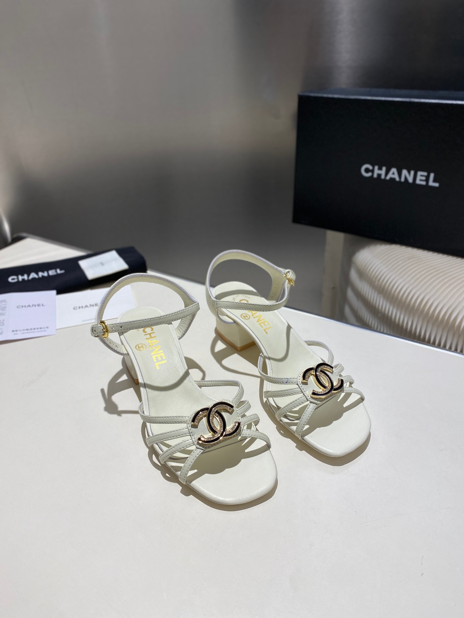 NO:263511,Xiaoxiang 2025 new sandals ~~~ the highest version of the market~~~ Xiaoxiang classic sandals!  Copy 1:1 in the same original version!  Outsole leather outsole size 35~40, sandals, sandals, Leather soles19860909批 小香2025新品凉鞋 ～～～市场最高版～～～小香经典凉鞋！同原版1:1复制！ 大底真皮大底 码数35～40,凉鞋,sandals,Leather soles,Women's Shoes