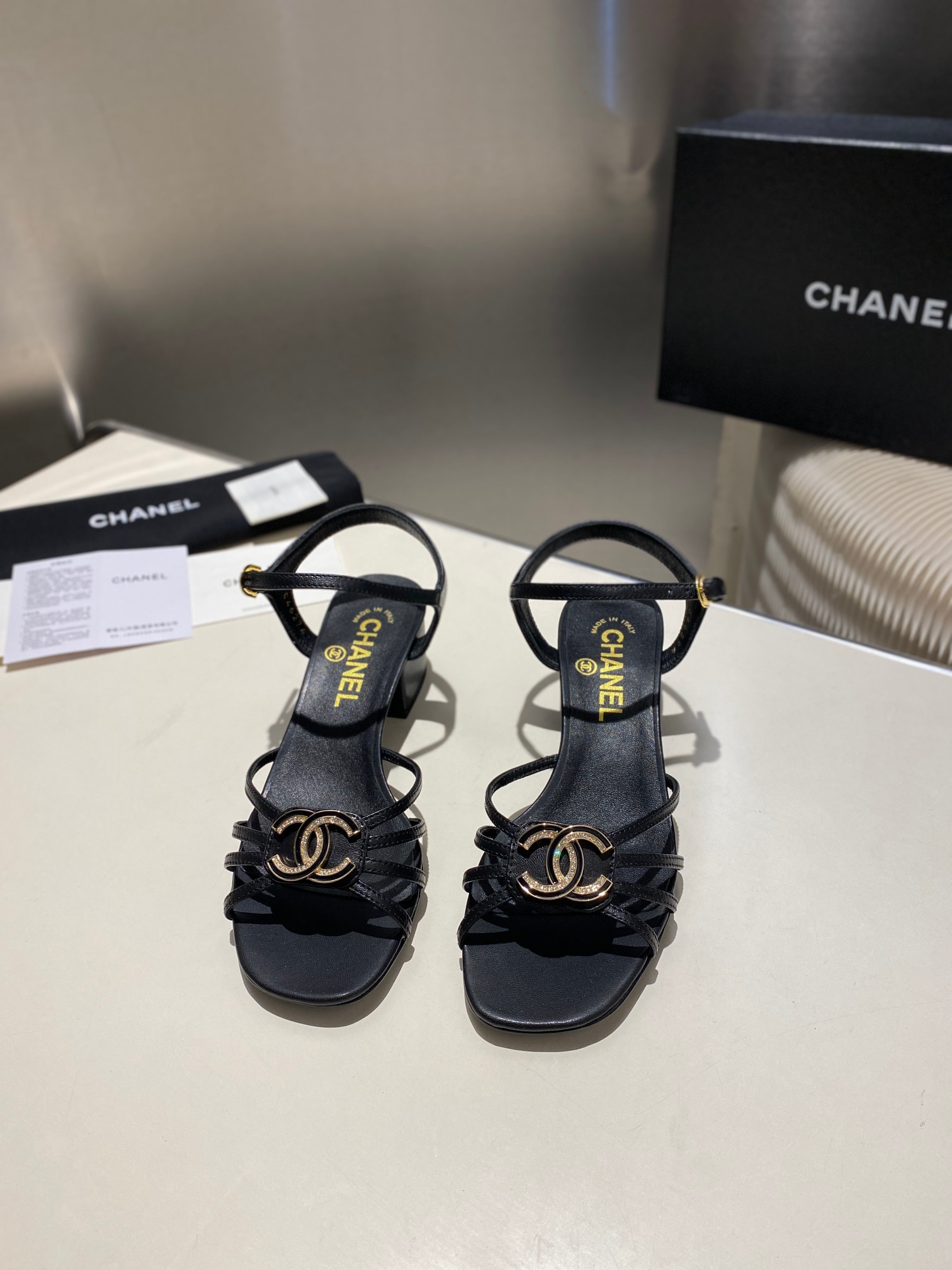 NO:263514,Xiaoxiang 2025 new sandals ~~~ the highest version of the market~~~ Xiaoxiang classic sandals!  Copy 1:1 in the same original version!  Outsole leather outsole size 35~40 2 colors, sandals, sandals, Leather soles19860909批 小香2025新品凉鞋 ～～～市场最高版～～～小香经典凉鞋！同原版1:1复制！ 大底真皮大底 码数35～40 2色,凉鞋,sandals,Leather soles,Women's Shoes
