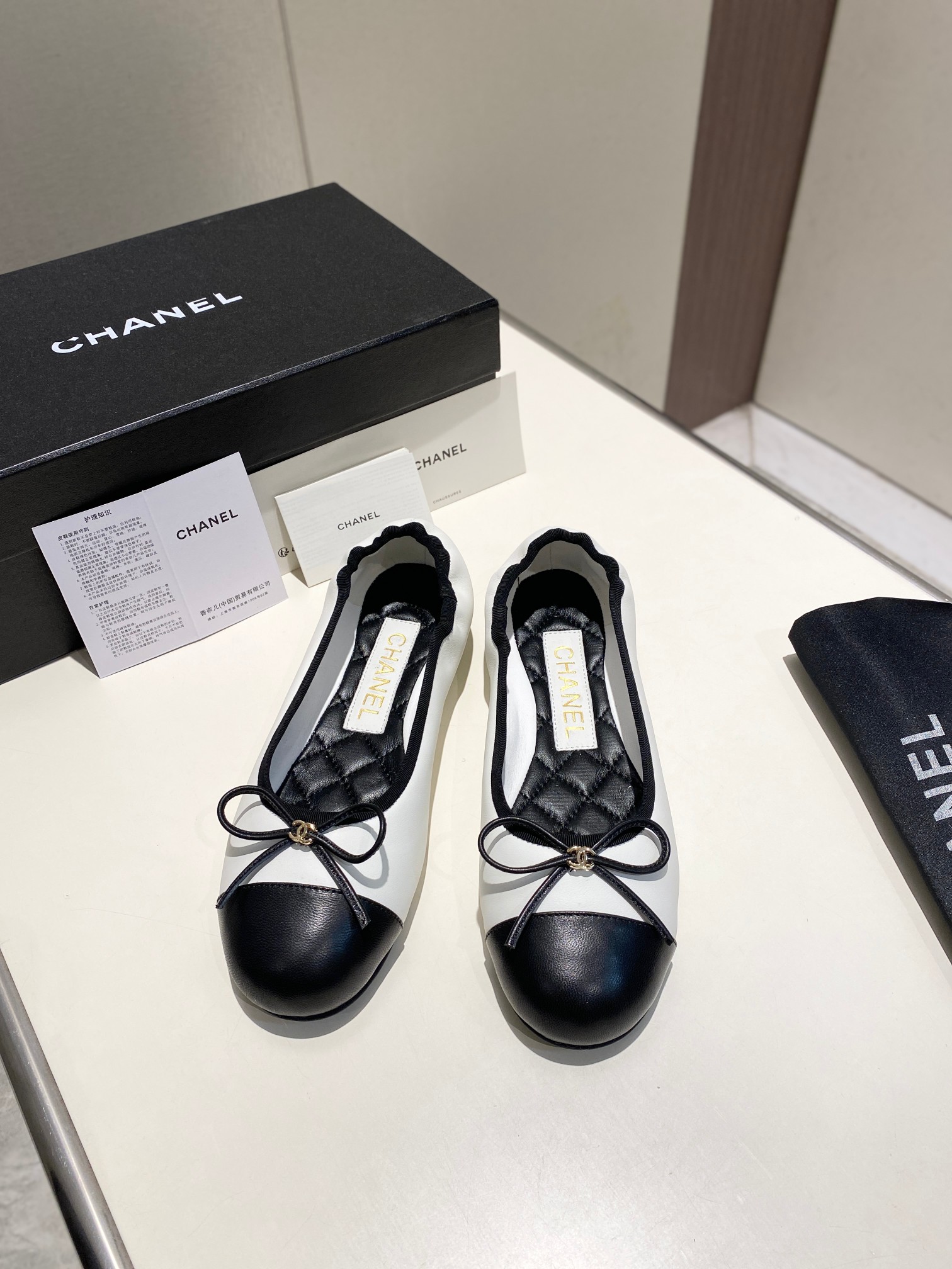 NO:232559,.chanel Xiaoxiang 2025 new dance shoes ~~~ the highest version in the market~~~!  Copy 1:1 in the same original version!  Fabric sheepskin inner lining color 2 colors Size 35~40, ballet shoes, chanel, sheepskin19860909.chanel小香2025新品跳舞鞋 ～～～市场最高版～～～！同原版1:1复制！ 面料羊皮 内里羊皮内里 颜色2色 码数35～40,芭蕾舞鞋,chanel,sheepskin,Women's Shoes