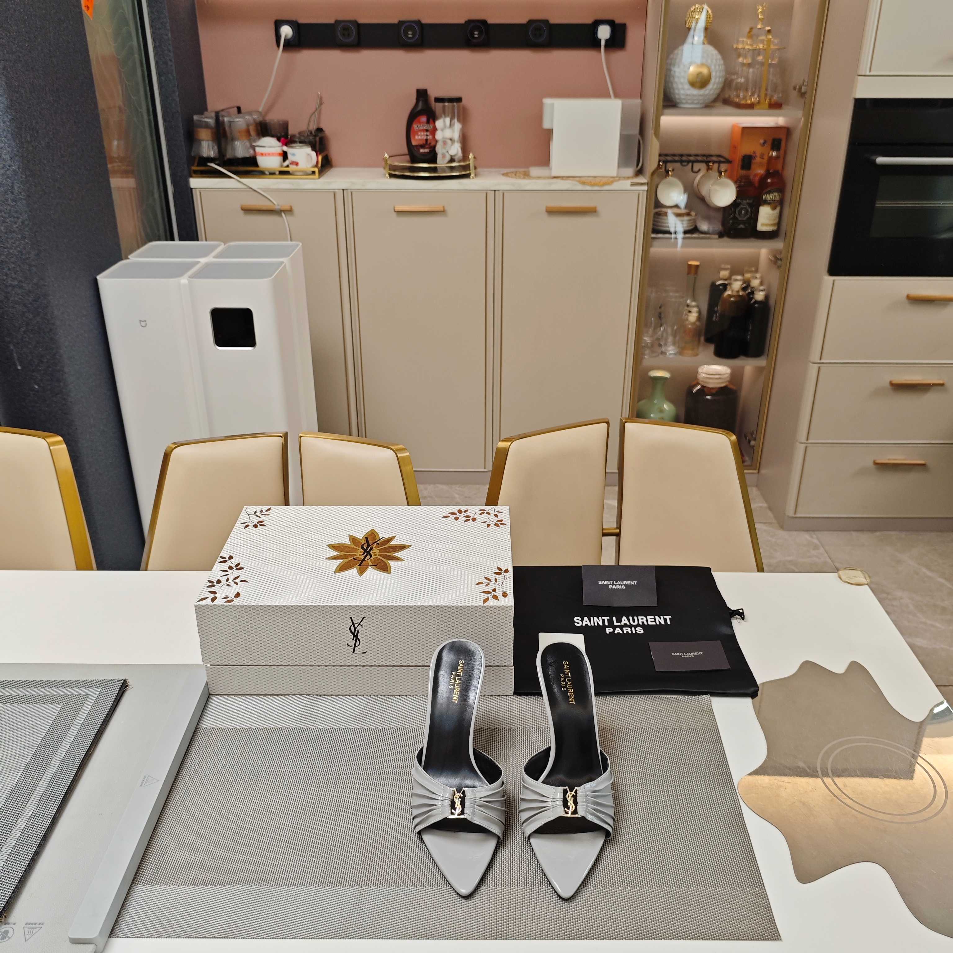 NO:409318,'SAINT LAURENT' (SYL Saint Laurent) Top version 25SS cylindrical stiletto heels sought after by many celebrities and internet celebrities, SLY classic metal label iron buckle patent leather wrinkled pointed toe open-toe sandals. SYL (2025 official VIP version of gold flower magnet box) recognizes the high-end packaging version, and the low-end is not comparable. Saint Laurent's spring and summer show is mainly promoted and the new product is launched. Saint Laurent's first 'cylindrical stiletto heels' decorative sexy SLY classic metal label iron buckle and patent leather wrinkle to create an open-toe sandal series shoes. Classic slim sandals —————————————————————————————————————————————————————————————————————————————————————————————————————————————————————————————————————————————————————————————————————————————————————————————————————————————————————————————————————————————————————————————————————————————————————————————————————————————————————————  A pair of high-end custom shoes that you have to buy in the new year quarter, 'Insoles and sheepskin decoration, a new generation of round gold logo, with its own luster and grade' 'The toe is a thin and long sexy pointed toe' The original mold-opened custom 'cylindrical' cloth high heels are noble and dignified, and the pointed toe is both neutral and elegant, and it does not lose the girlish atmosphere. The sexy brooch upper wrinkle design is high-end and top-notch, and the sexy single shoes are comfortable and pedaled. The multi-color shoes are contrasting colors and have a spring and summer atmosphere, both sexy and fashionable. Saint Laurent's new spring and summer series of shoes presents exquisite and fashionable minimalist styles, and the first choice for dates and gifts.  A super sexy creative shoe series of Saint Laurent, including fashionable and elegant sandals, noble and charming single shoes, thin-footed fashionable sandals, and high-cost and expensive letter heels for production craftsmanship. Glitter beef paint + SLY classic metal iron buckle wrinkled upper + painted cylindrical stiletto heels + novel pointed-toe shoe last, combining sexy, noble, high-end, and atmospheric!  Highlight the brand's eye-catching silhouette and exquisite tailoring. Any Saint Laurent high heels on the feet, the blingbling's super flash, and the aristocratic woman's atmosphere is revealed! It is very comfortable to wear, the soft lines are not tight, and the colors are very bright! It is very young and can be worn regardless of age, and the foot is aristocratic style!  !  The new products of the season, as we all know, Saint Laurent shoes are always designed to be full of high-end, high-end, high-end, and versatile, and never out of date. The following steps of fashion trends cannot be left behind. Every little woman must have them in her life. The fabric is shiny beef paint and sheepskin inner and insoles. The outsole uses high true original Italian cow sole, 10cm heel height. The inner and footbeds are made of mixed sheepskin. size35/39 (34 40 41 42 customized). The official color is multi-colored, and all colors of genuine products can be ordered., high heels, saint laurent, saint laurent, sandals, high heels, slippers, brooch, breastpin, cowhide, sheepskin19860909“SAINT LAURENT ”（SYL圣罗兰）顶级版本 25SS众明星网红追捧的圆柱体细高跟,SLY经典金属标铁扣漆皮打皱尖头露趾凉鞋. SYL（2025官方VIP 贵宾版金花磁铁盒）认清包装高配版本,低端勿比. Saint Laurent.25SS春夏季走秀主推爆单款,新品上线,圣罗兰首款“圆柱体细高跟”装饰性感的SLY经典金属标铁扣与漆皮结合打皱,造就出一款露趾凉鞋系列鞋履. 经典打皱凉鞋 ——————————————————  各界知名网红、模特明星、名媛首选品牌,最喜欢的高定版本时装女鞋.【跟高10cm.】  新的一年季度不得不入手的一双高定鞋履, 《鞋垫羊皮装饰新一代圆形金标,自带光泽与档次》 《鞋头为又细又长的性感尖头》 原版开模定制的“圆柱体”包布高跟,高贵端庄显优雅,尖形鞋头既中性又典雅大方,同时不失少女的气息,性感胸针鞋面打皱设计,高端上档次,性感单鞋舒适一脚蹬,多色系鞋履都撞色非常有春夏的气息,既性感又时尚. Saint Laurent 春夏新款系列鞋履,呈现精致时髦的极简造型,约会&送礼首选精品. 圣罗兰·超级性感的一款创意鞋履系列,有时尚大方的凉鞋,高贵娇媚,气质高雅的单鞋,瘦脚时尚的凉鞋,还有制作工艺的高成本昂贵字母跟. 亮面牛漆+ SLY经典金属标铁扣打皱鞋面 + 烤漆圆柱体细高跟+新颖尖头鞋楦,集性感,高贵,高端,大气于一身！凸显品牌醒目的廓形和精湛的剪裁. Saint Laurent圣罗兰高跟鞋中任何一款鞋履上脚,blingbling的超闪,贵族女人气息就提现出来啦!穿着很舒适显脚的柔美线条不绷脚,颜色很艳丽没错啦!超显年轻的不分年龄均可穿着,上脚便是贵族风范！！ 当季新品,众所周知,Saint Laurent鞋子永远设计为高级感满满的,高端大气上档次且百搭永不过时,时尚潮流追随的脚步却无法落下,每个小女子一生都必须拥有. 面料亮面牛漆与羊皮内裡与鞋垫. 大底采用高真原色意大利牛皮底,10cm跟高. 内里和垫脚为意制混种绵羊皮. size35/39（34 40 41 42订做）. 颜色官方多色系,正品所有颜色均可下单制作.,高跟鞋拖鞋,saint laurent,saint laurent,sandals,high heels,slippers,brooch，breastpin,cowhide,sheepskin,Women's Shoes