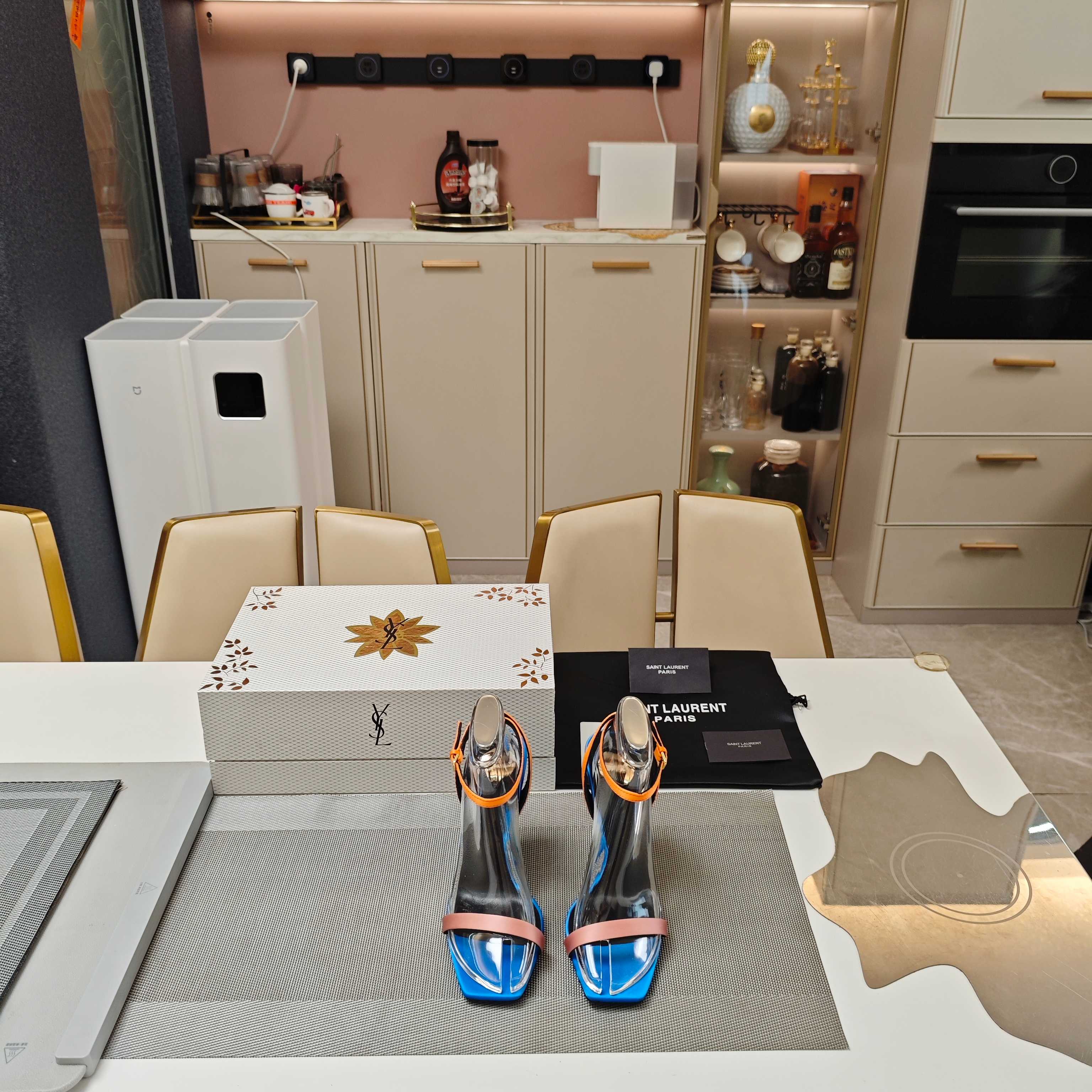 NO:409341,'SAINT LAURENT' (SYL Saint Laurent) Top version 25SS flat-heeled high heels, three-color colorful ribbon spliced ​​ankle-length sandals. SYL (2025 official VIP version of Golden Flower Magnet Box) recognizes the high-end packaging version, and the low-end one-end one-end model is not comparable. Saint Laurent's spring and summer show is mainly promoted and the new product is launched. Saint Laurent's first 'flat heeled stiletto' decorates sexy silk and leather one-length ribbon sandals, creating a three-color colorful ribbon open-toe sandal series shoes. Ribbon one-lace sandals —————————————————————————————————————————————————————————————————————————————————————————————————————————————————————————————————————————————————————————————————————————————————————————————————————————————————————————————————————————————————————————————————————————————————————————————————————————————————————————————————————  A pair of high-end custom shoes that you have to buy in the new year quarter, 'Insoles and sheepskin decoration, a new generation of round gold labels with luster and grade' 'Toe toe is the standard' The original mold-made 'cylindrical' painted high heels are noble and dignified, and the square toe is both neutral and elegant, and at the same time does not lose the girlish atmosphere. The 3-color silk ribbon splicing decoration design is high-end and top-notch, and the sexy single shoes are comfortable and comfortable. The multi-colored shoes are contrasting colors and have a spring and summer atmosphere, both sexy and fashionable. Saint Laurent's new spring and summer series of shoes presents exquisite and fashionable minimalist styles, and the first choice for dating and gifts.  A super sexy creative shoe series of Saint Laurent, including fashionable and elegant sandals, noble and charming single shoes, thin-footed fashionable sandals, and high-cost and expensive letter heels for production craftsmanship. Classic open-toe one-line strap + silk three-color ribbon decoration + fabric bag heel flat heel stiletto heel + novel and generous shoe last, combining sexy, noble, high-end and atmospheric!  Highlight the brand's eye-catching silhouette and exquisite tailoring. Any Saint Laurent high heels on the feet, the blingbling's super flash, and the aristocratic woman's atmosphere is revealed! It is very comfortable to wear, the soft lines are not tight, and the colors are very bright! It is very young and can be worn regardless of age, and the foot is aristocratic style!  !  The new products of the season, as we all know, Saint Laurent shoes are always designed to be full of high-end, high-end, high-end, high-end, and versatile, and never out of date. The following steps of fashion trends cannot be left behind. Every little woman must have them in her life. Fabric silk fabric and sheepskin inner and insoles. The outsole uses high authentic original Italian cowhide sole, 12cm heel height. The inner and footbeds are made of mixed sheepskin. size35/39 (34 40 41 42 customized). The official color is multi-colored, all colors of authentic products can be ordered., high heels, saint laurent, saint laurent, sandals, high heels, cowhide, sheepskin, real silk19860909“SAINT LAURENT ”（SYL圣罗兰）顶级版本 25SS众明星网红追捧的扁跟形高跟,三色彩带拼接环踝一字带凉鞋. SYL（2025官方VIP 贵宾版金花磁铁盒）认清包装高配版本,低端勿比. Saint Laurent.25SS春夏季走秀主推爆单款,新品上线,圣罗兰首款“扁跟细高跟”装饰性感的真丝与皮料的一字带彩带凉鞋,造就出一款三色彩带露趾凉鞋系列鞋履. 彩带一字带凉鞋 ——————————————————  各界知名网红、模特明星、名媛首选品牌,最喜欢的高定版本时装女鞋.【跟高12cm.】  新的一年季度不得不入手的一双高定鞋履, 《鞋垫羊皮装饰新一代圆形金标,自带光泽与档次》 《鞋头为标准的大方头》 原版开模定制的“圆柱体”烤漆高跟,高贵端庄显优雅,方形鞋头既中性又典雅大方,同时不失少女的气息,3色真丝彩带拼接装饰设计,高端上档次,性感单鞋舒适一脚蹬,多色系鞋履都撞色非常有春夏的气息,既性感又时尚. Saint Laurent 春夏新款系列鞋履,呈现精致时髦的极简造型,约会&送礼首选精品. 圣罗兰·超级性感的一款创意鞋履系列,有时尚大方的凉鞋,高贵娇媚,气质高雅的单鞋,瘦脚时尚的凉鞋,还有制作工艺的高成本昂贵字母跟. 经典露趾一字带+ 真丝三色彩带装饰 + 面料包跟扁形跟细高跟+新颖大方头鞋楦,集性感,高贵,高端,大气于一身！凸显品牌醒目的廓形和精湛的剪裁. Saint Laurent圣罗兰高跟鞋中任何一款鞋履上脚,blingbling的超闪,贵族女人气息就提现出来啦!穿着很舒适显脚的柔美线条不绷脚,颜色很艳丽没错啦!超显年轻的不分年龄均可穿着,上脚便是贵族风范！！ 当季新品,众所周知,Saint Laurent鞋子永远设计为高级感满满的,高端大气上档次且百搭永不过时,时尚潮流追随的脚步却无法落下,每个小女子一生都必须拥有. 面料真丝面料与羊皮内裡与鞋垫. 大底采用高真原色意大利牛皮底,12cm跟高. 内里和垫脚为意制混种绵羊皮. size35/39（34 40 41 42订做）. 颜色官方多色系,正品所有颜色均可下单制作.,高跟鞋凉鞋,saint laurent,saint laurent,sandals,high heels,cowhide,sheepskin,real silk,Women's Shoes